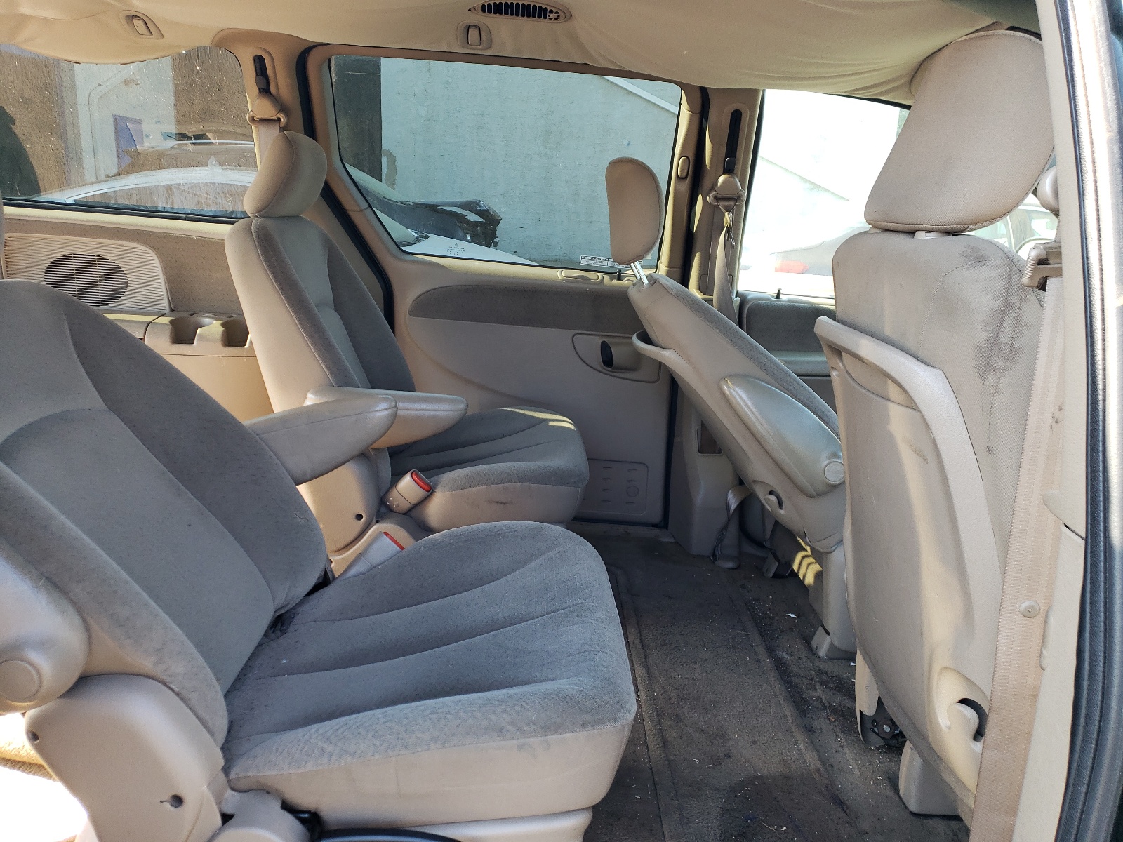 Photo 6 from auction – 2001 DODGE GRAND CARA with VIN 2B8GP44G61R112118
