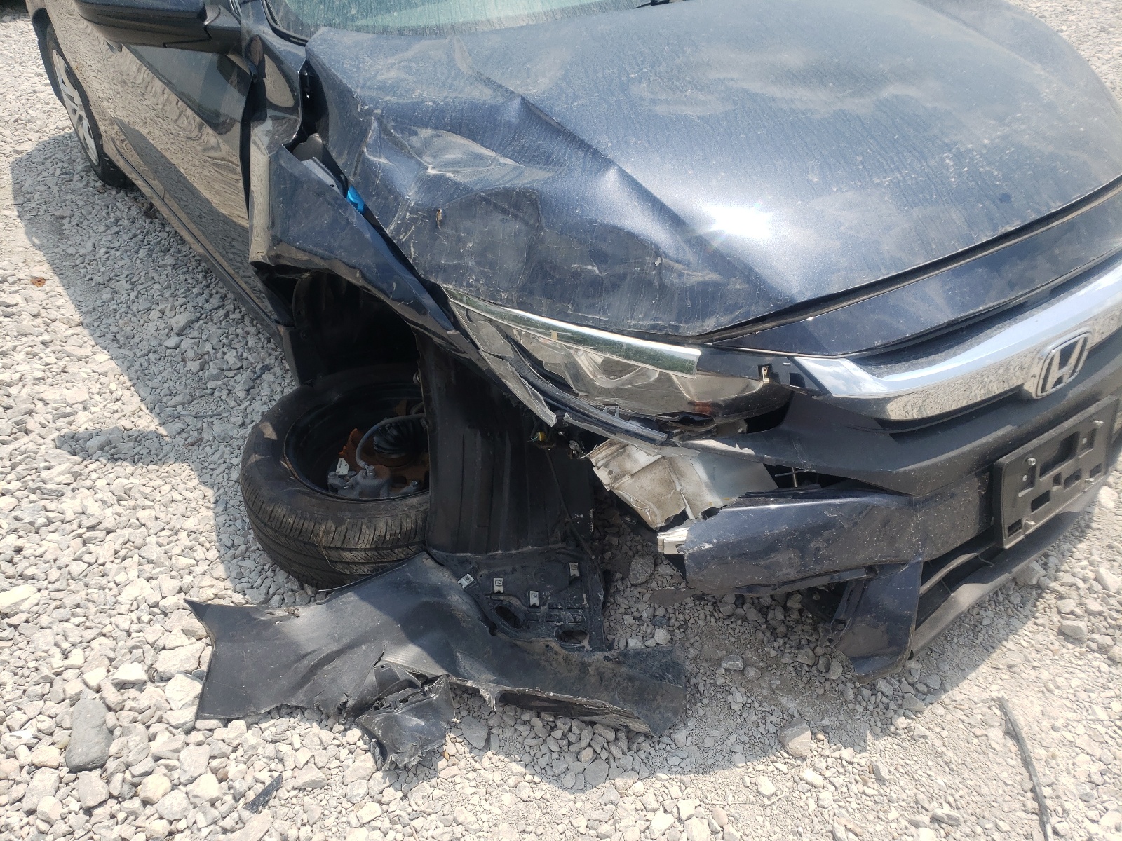 Photo 9 from auction – 2018 HONDA CIVIC LX with VIN 19XFC2F58JE007383