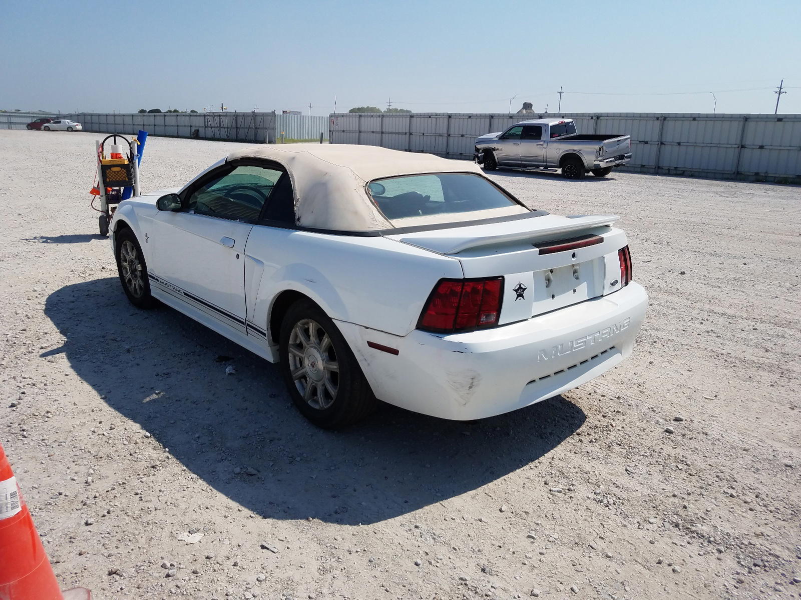 Photo 3 from auction – 2000 FORD MUSTANG with VIN 1FAFP4448YF314472