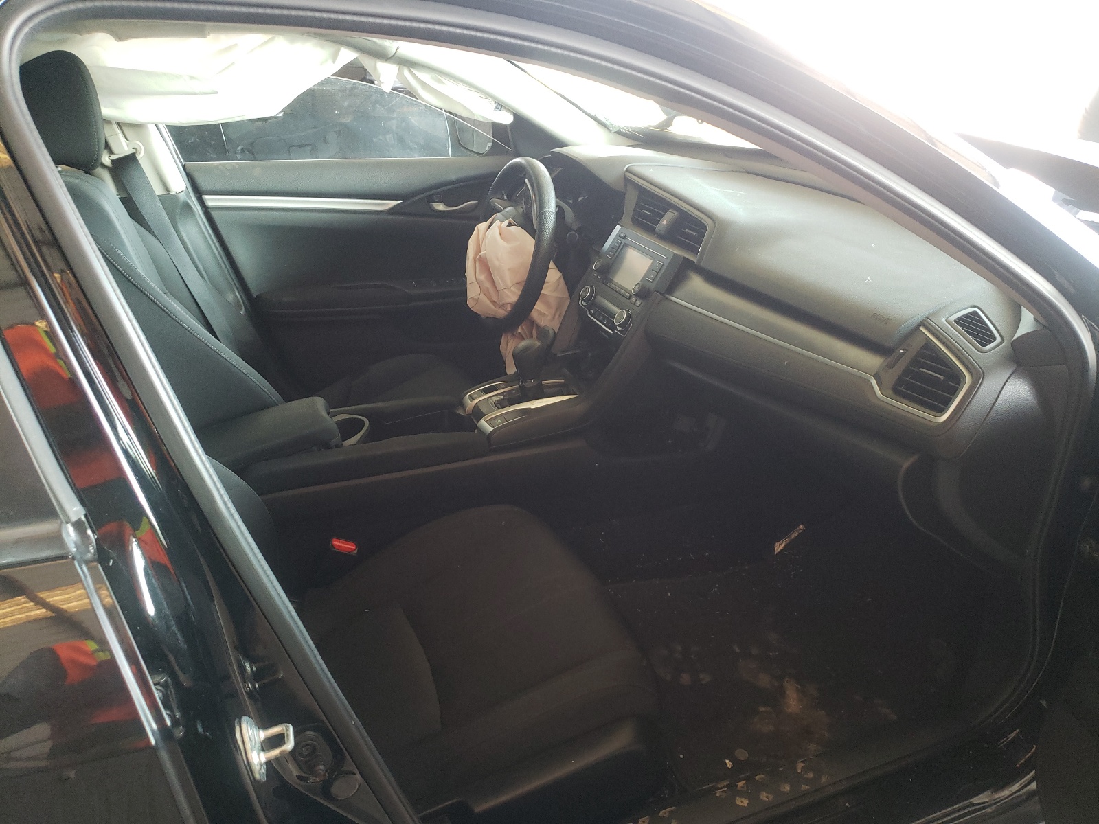 Photo 5 from auction – 2016 HONDA CIVIC LX with VIN 19XFC2F59GE016912