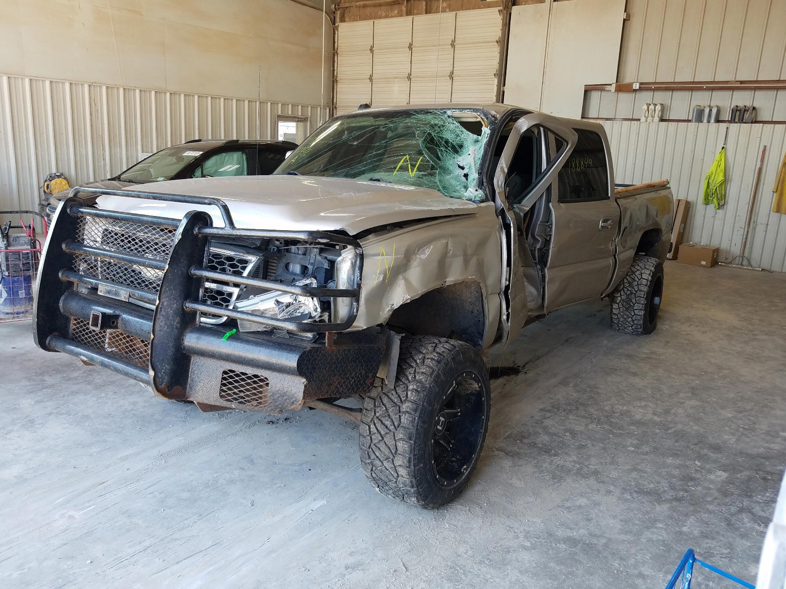 Photo 2 from auction – 2005 CHEVROLET SILVERADO with VIN 1GCHK23255F897598