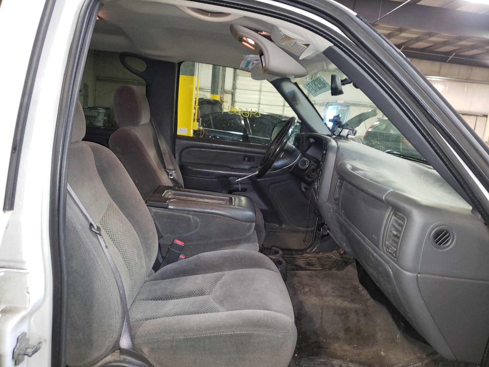 Photo 5 from auction – 2005 CHEVROLET 1500 SILVE with VIN 2GCEK13T051370887