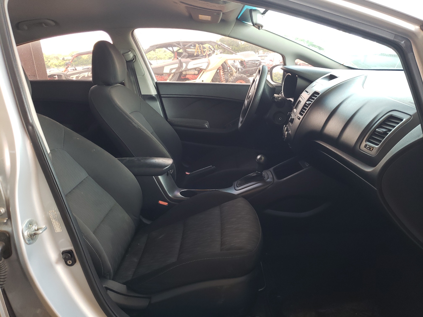 Photo 5 from auction – 2016 KIA FORTE LX with VIN KNAFK4A6XG5601117