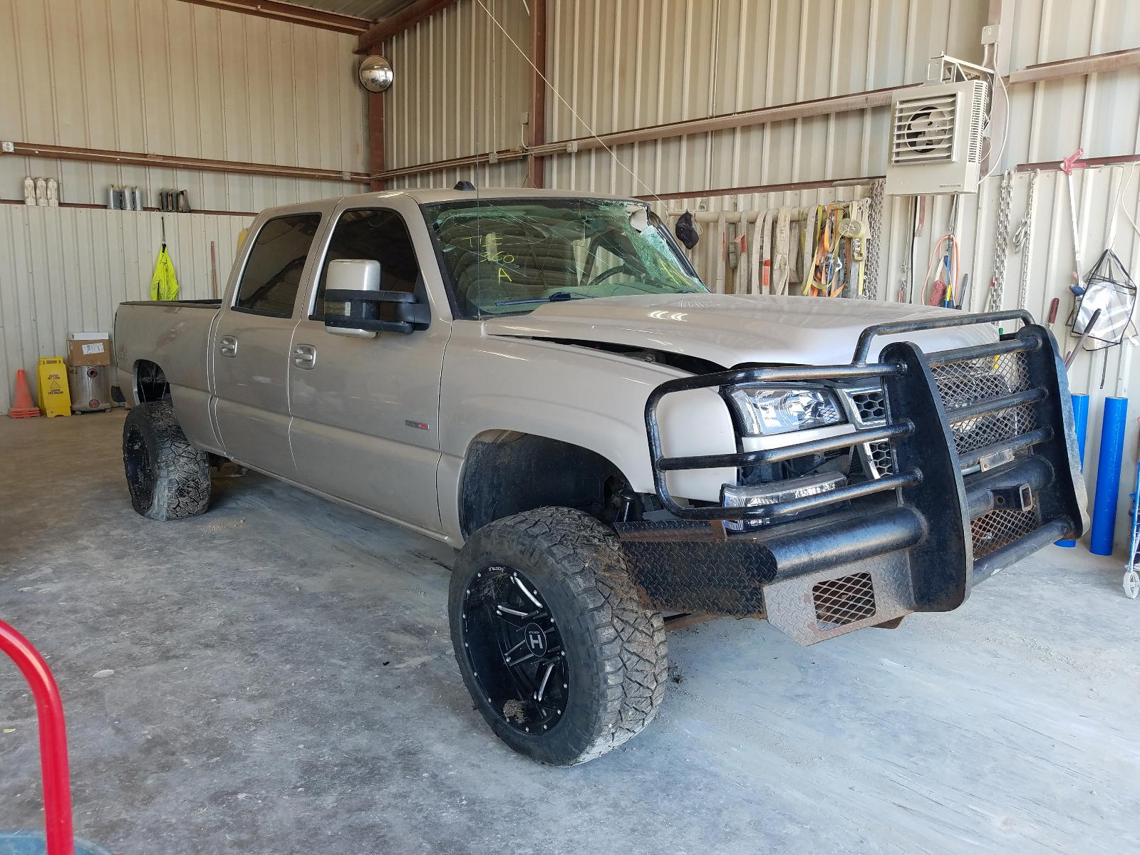 CHEVROLET SILVERADO 2005 with VIN 1GCHK23255F897598 - Photo from auction