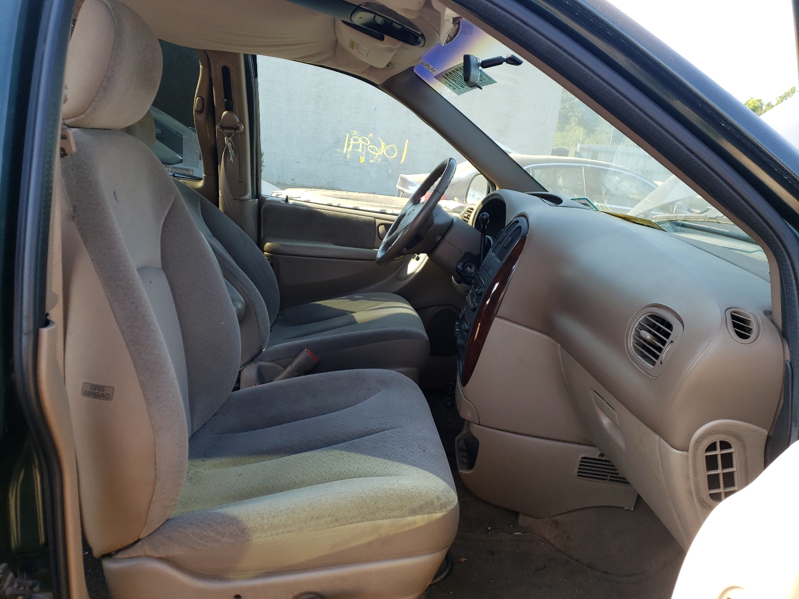 Photo 5 from auction – 2001 DODGE GRAND CARA with VIN 2B8GP44G61R112118