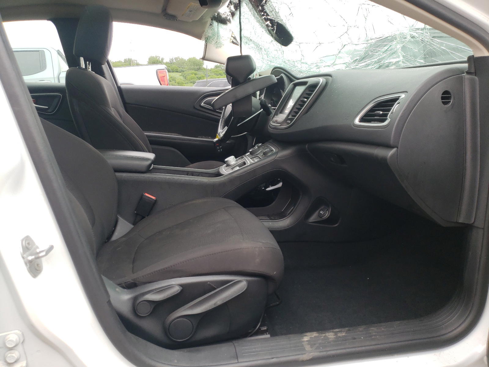Photo 5 from auction – 2015 CHRYSLER 200 LIMITE with VIN 1C3CCCABXFN609375