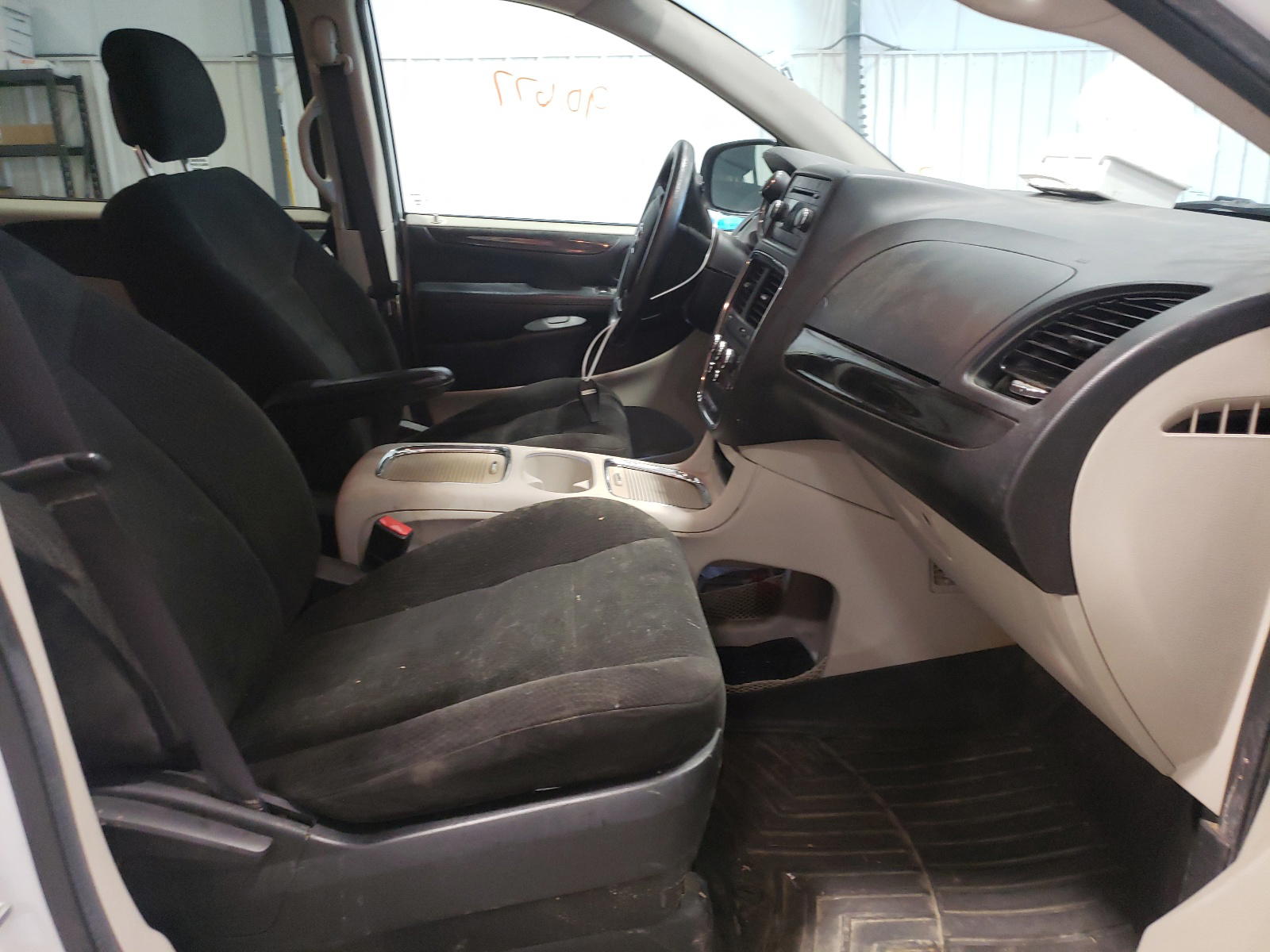 Photo 5 from auction – 2016 DODGE GRAND CARA with VIN 2C4RDGCGXGR395964