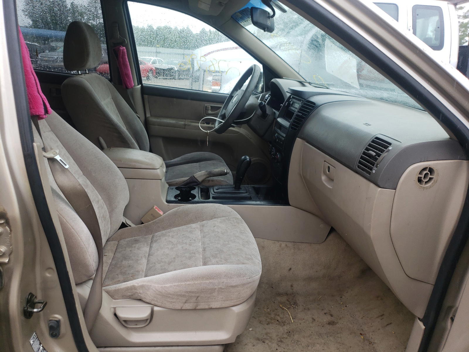 Photo 5 from auction – 2004 KIA SORENTO EX with VIN KNDJD733645311920