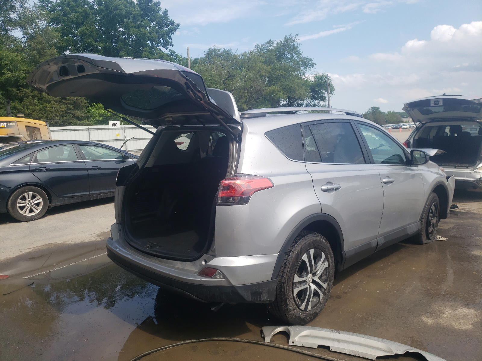 Photo 4 from auction – 2017 TOYOTA RAV4 LE with VIN 2T3BFREV9HW647634