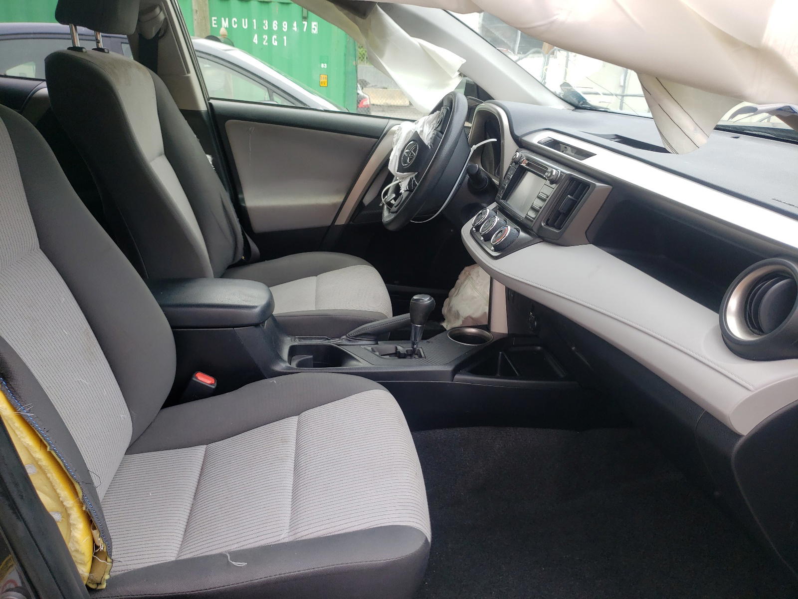 Photo 5 from auction – 2015 TOYOTA RAV4 LE with VIN JTMBFREV8FJ047795
