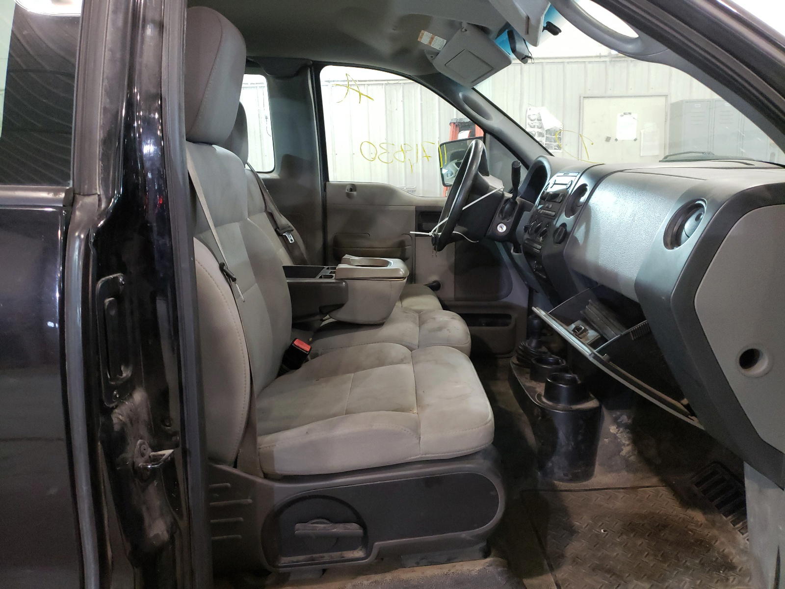 Photo 5 from auction – 2005 FORD F150 with VIN 1FTRF04W05KE67757