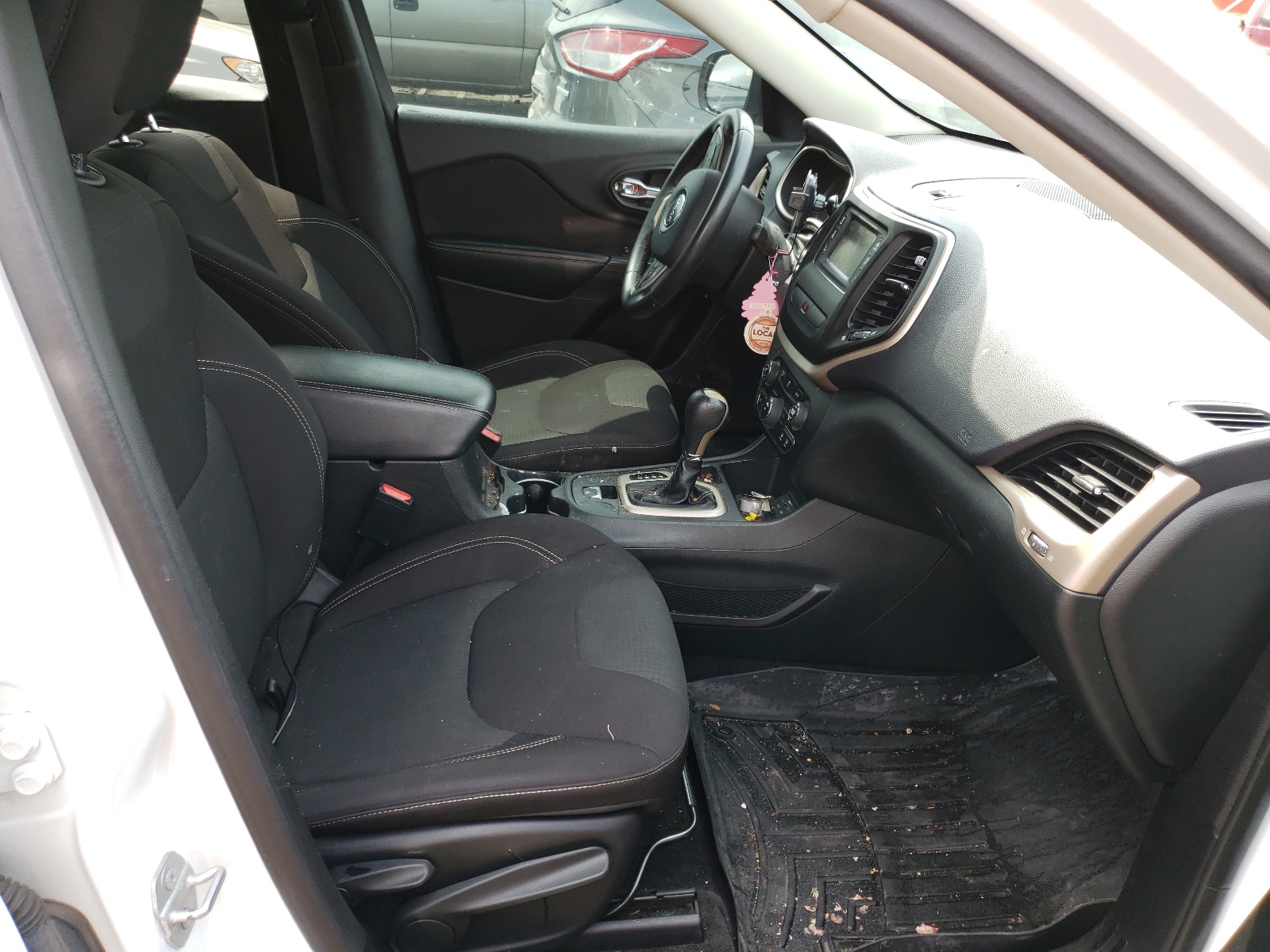 Photo 5 from auction – 2015 JEEP CHEROKEE L with VIN 1C4PJLCB4FW655746