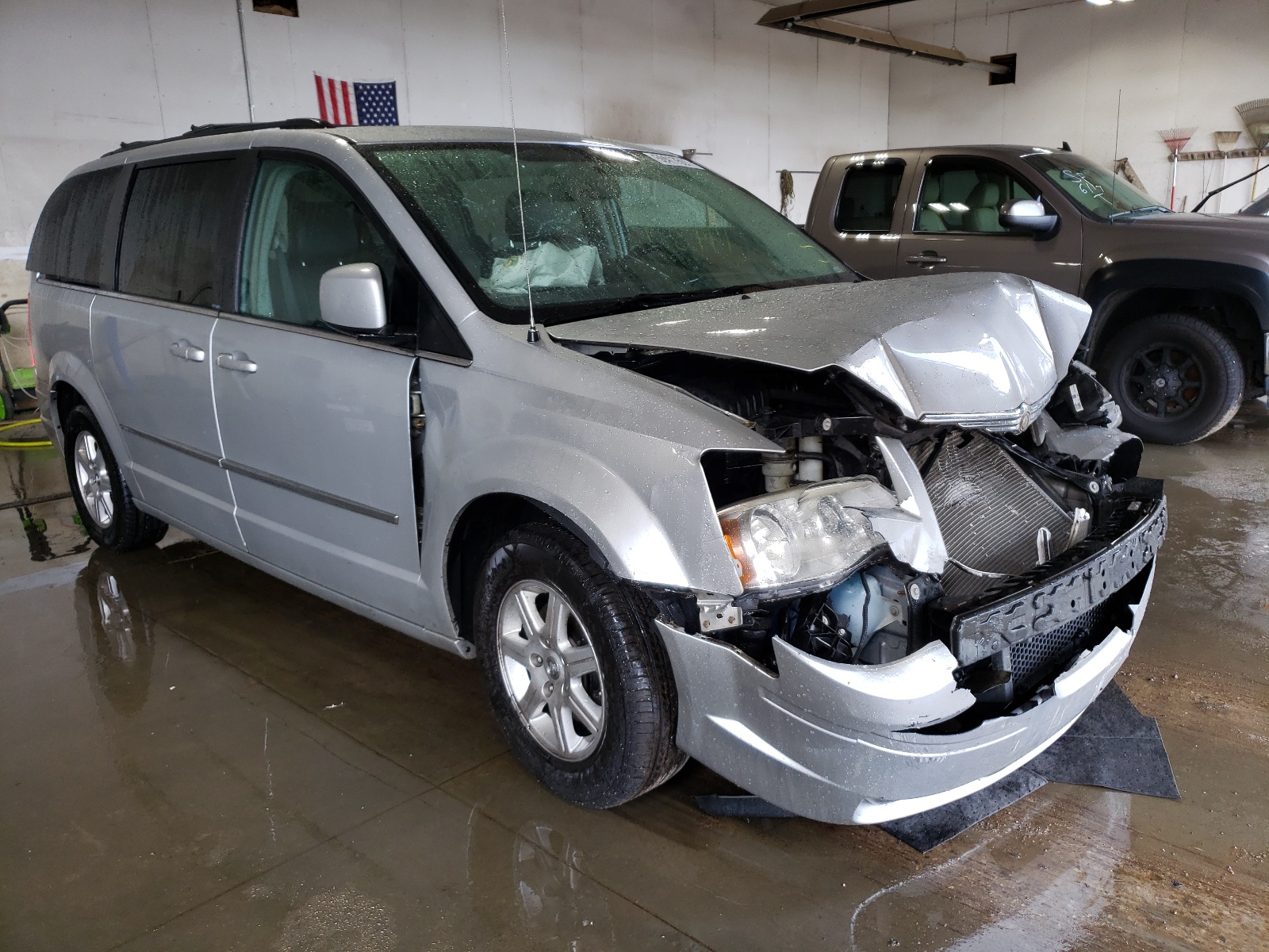 Photo 1 from auction – 2010 CHRYSLER TOWN & COU with VIN 2A4RR8D16AR405831