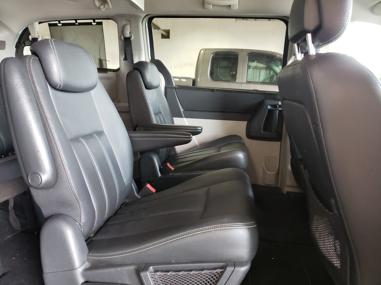 Photo 6 from auction – 2010 CHRYSLER TOWN & COU with VIN 2A4RR8D16AR405831
