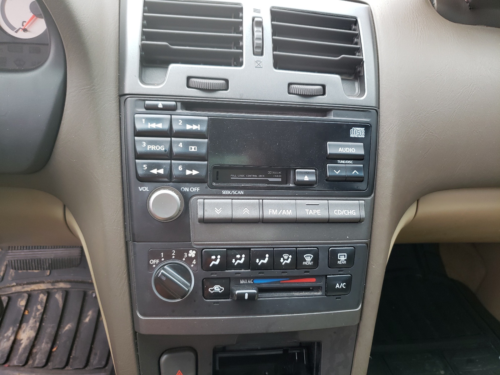 Photo 9 from auction – 2001 NISSAN MAXIMA GXE with VIN JN1CA31A81T308068