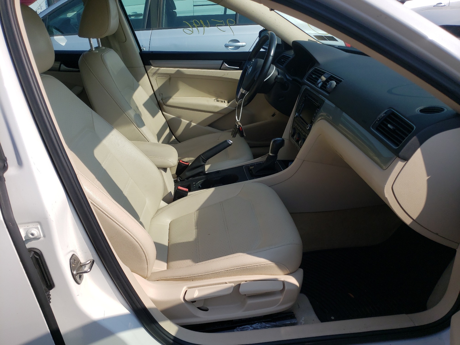 Photo 5 from auction – 2015 VOLKSWAGEN PASSAT S with VIN 1VWAT7A30FC114288