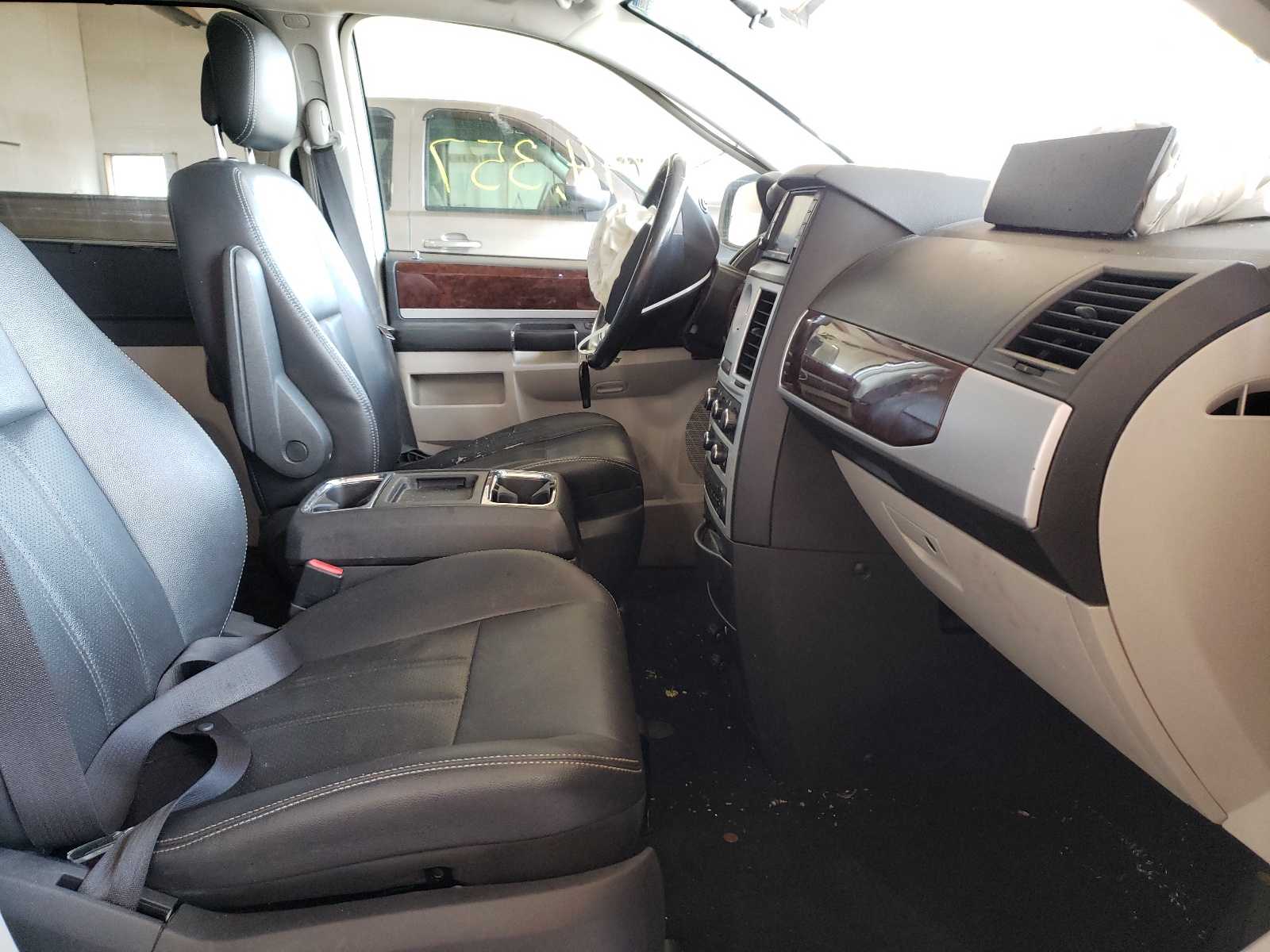 Photo 5 from auction – 2010 CHRYSLER TOWN & COU with VIN 2A4RR8D16AR405831