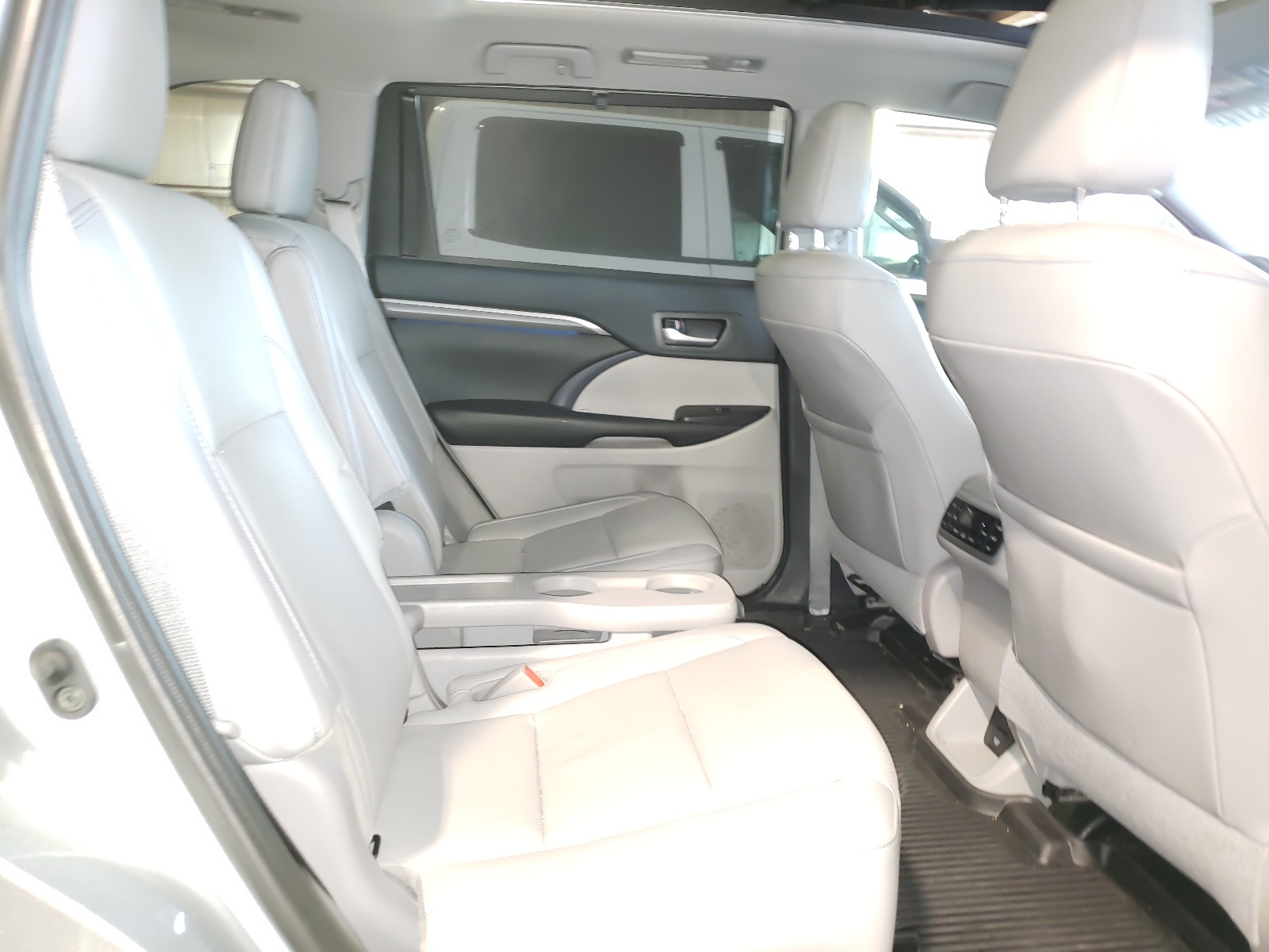 Photo 6 from auction – 2019 TOYOTA HIGHLANDER with VIN 5TDDZRFH4KS928855