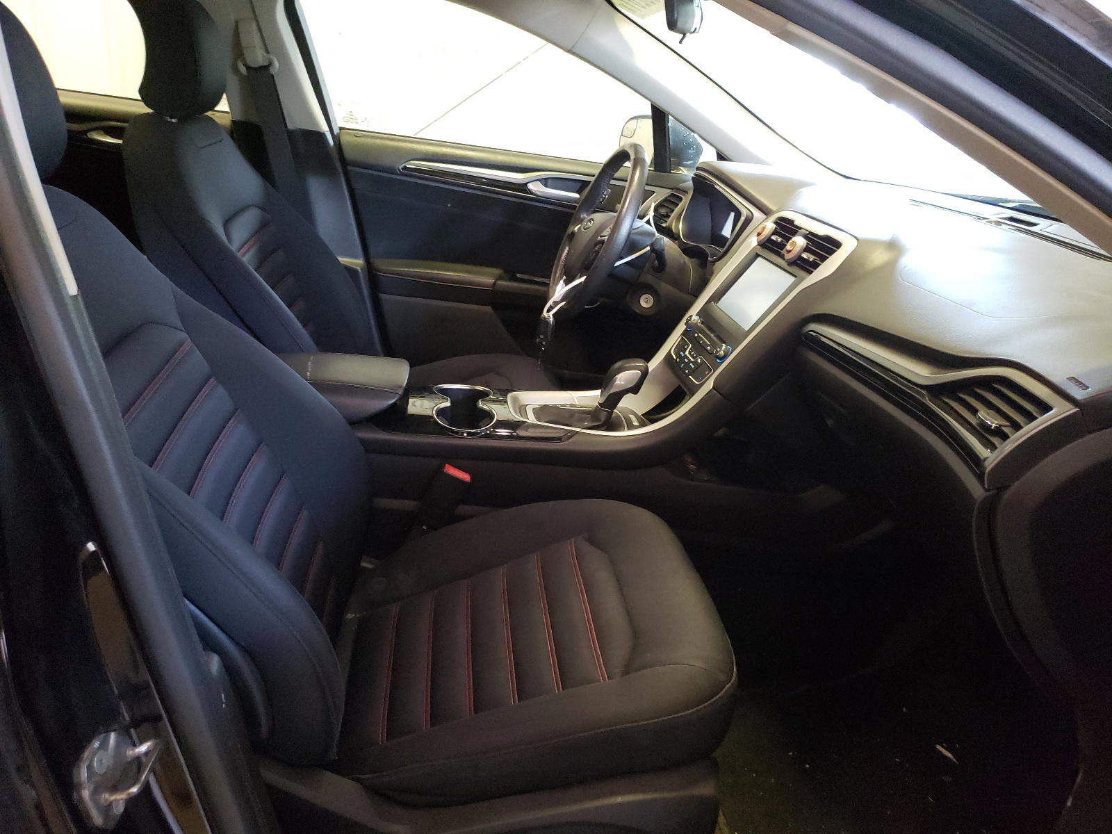 Photo 5 from auction – 2016 FORD FUSION SE with VIN 3FA6P0HD0GR245555