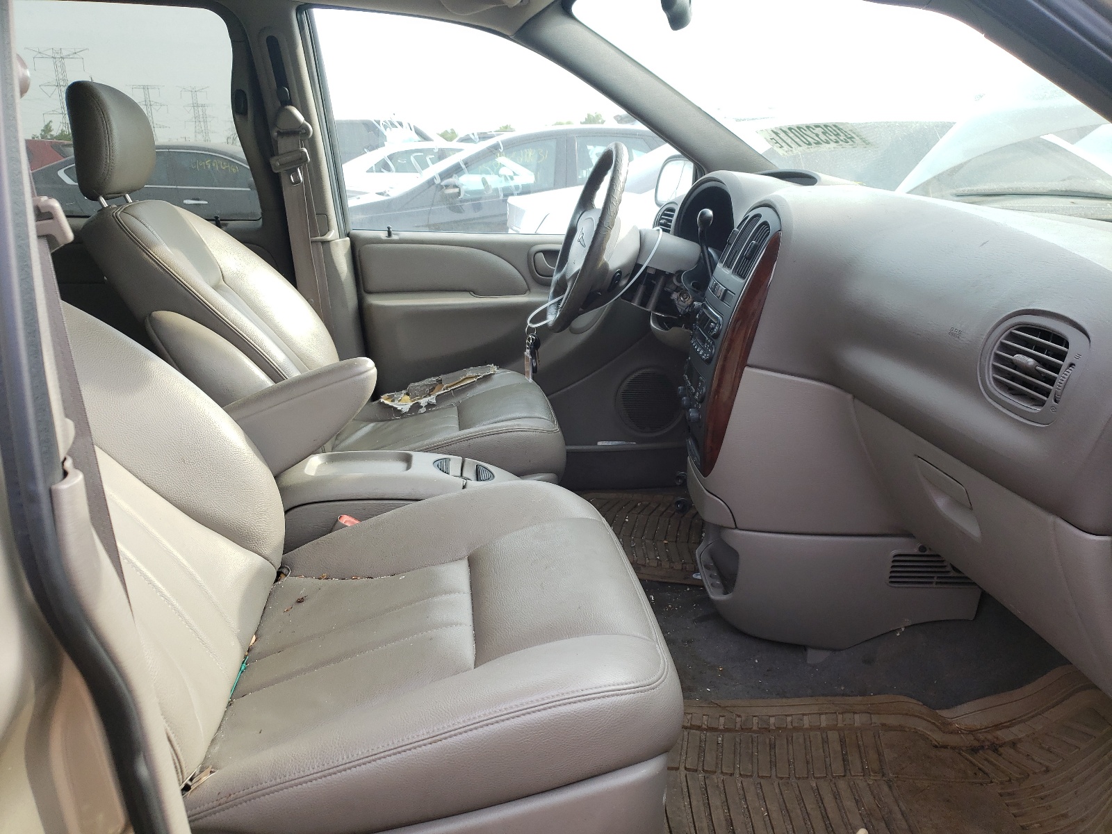 Photo 5 from auction – 2003 CHRYSLER TOWN & COU with VIN 2C4GP54L73R372392