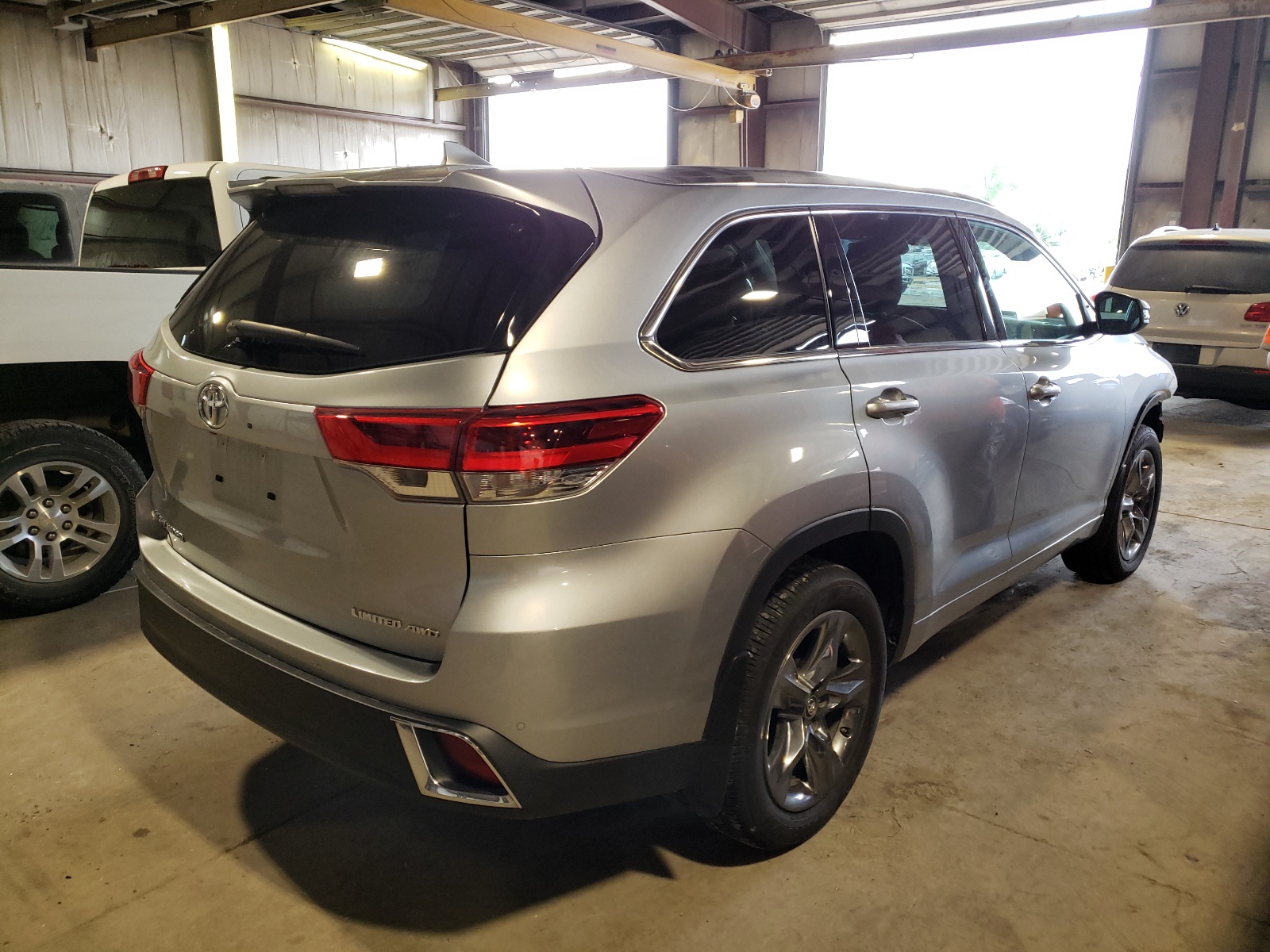 Photo 4 from auction – 2019 TOYOTA HIGHLANDER with VIN 5TDDZRFH4KS928855