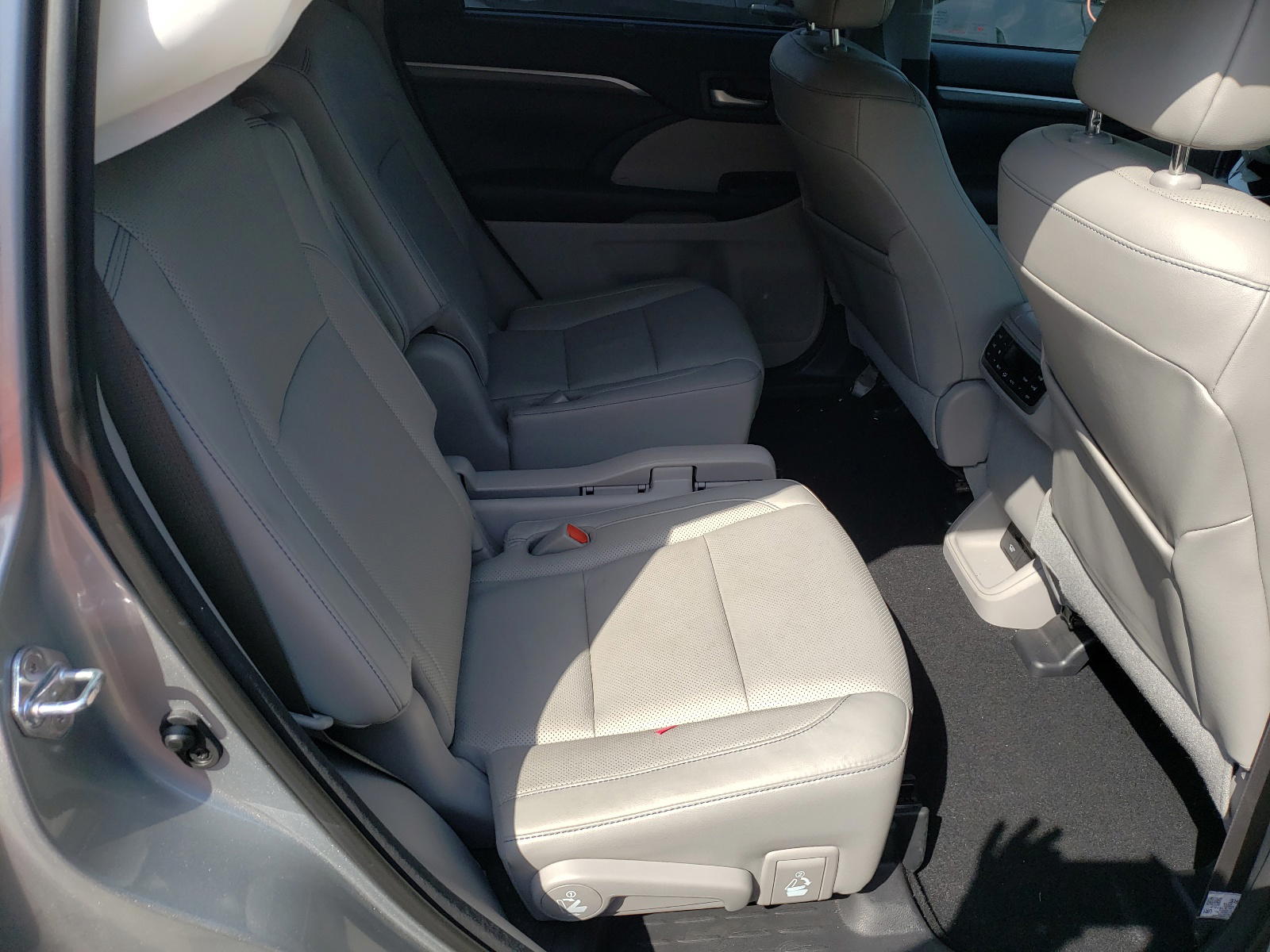 Photo 6 from auction – 2018 TOYOTA HIGHLANDER with VIN 5TDDZRFH0JS875229