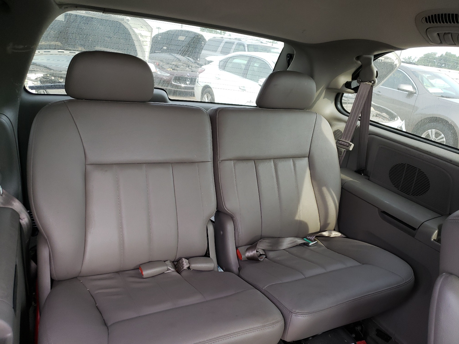 Photo 9 from auction – 2003 CHRYSLER TOWN & COU with VIN 2C4GP54L73R372392
