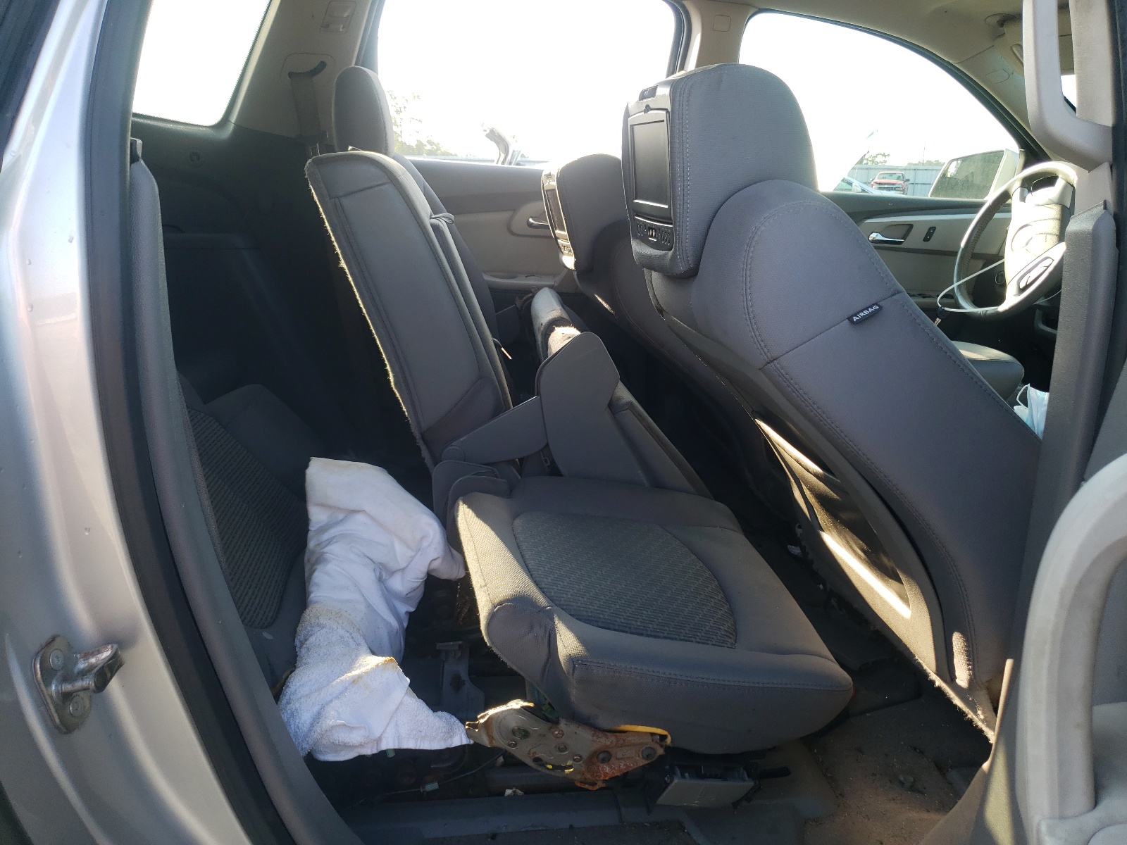 Photo 6 from auction – 2009 CHEVROLET TRAVERSE L with VIN 1GNER23D09S181096