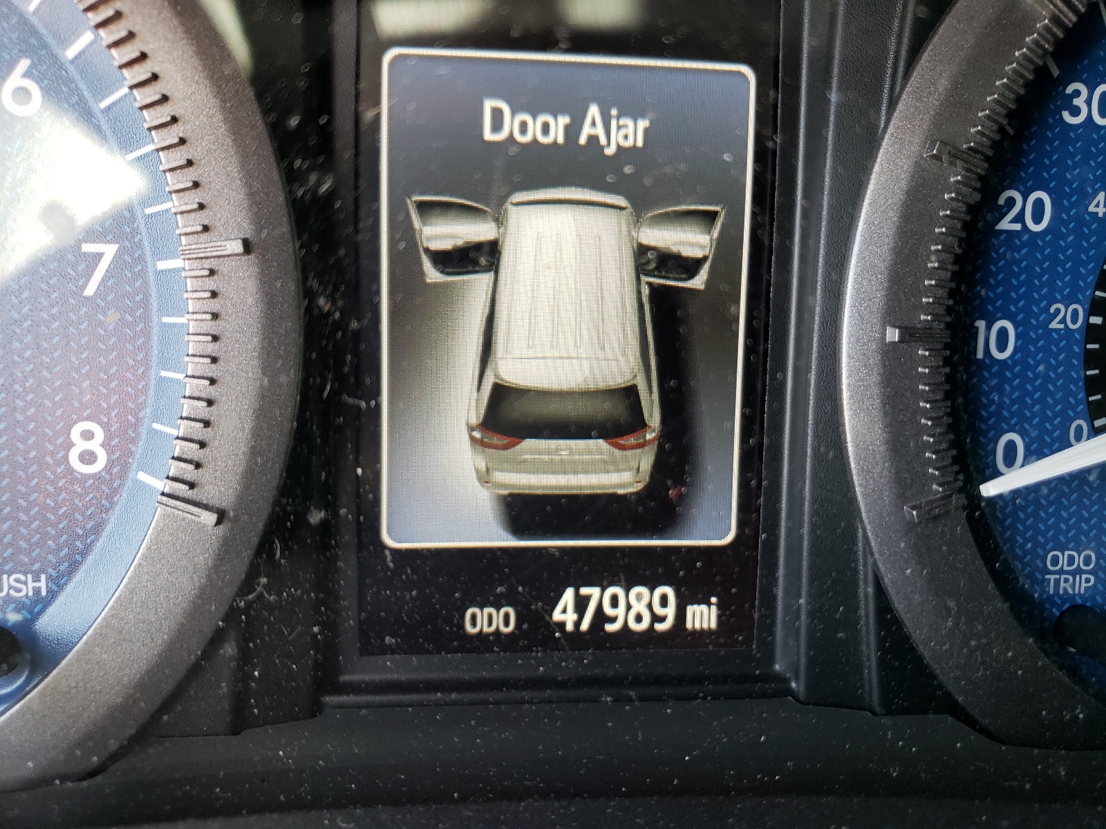 Photo 8 from auction – 2020 TOYOTA SIENNA LE with VIN 5TDKZ3DC4LS044749