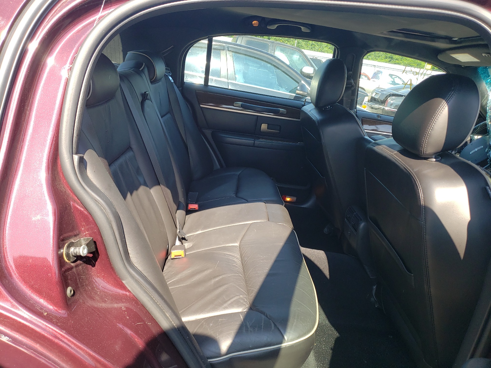 Photo 6 from auction – 2007 LINCOLN TOWN CAR D with VIN 1LNHM83V97Y620348
