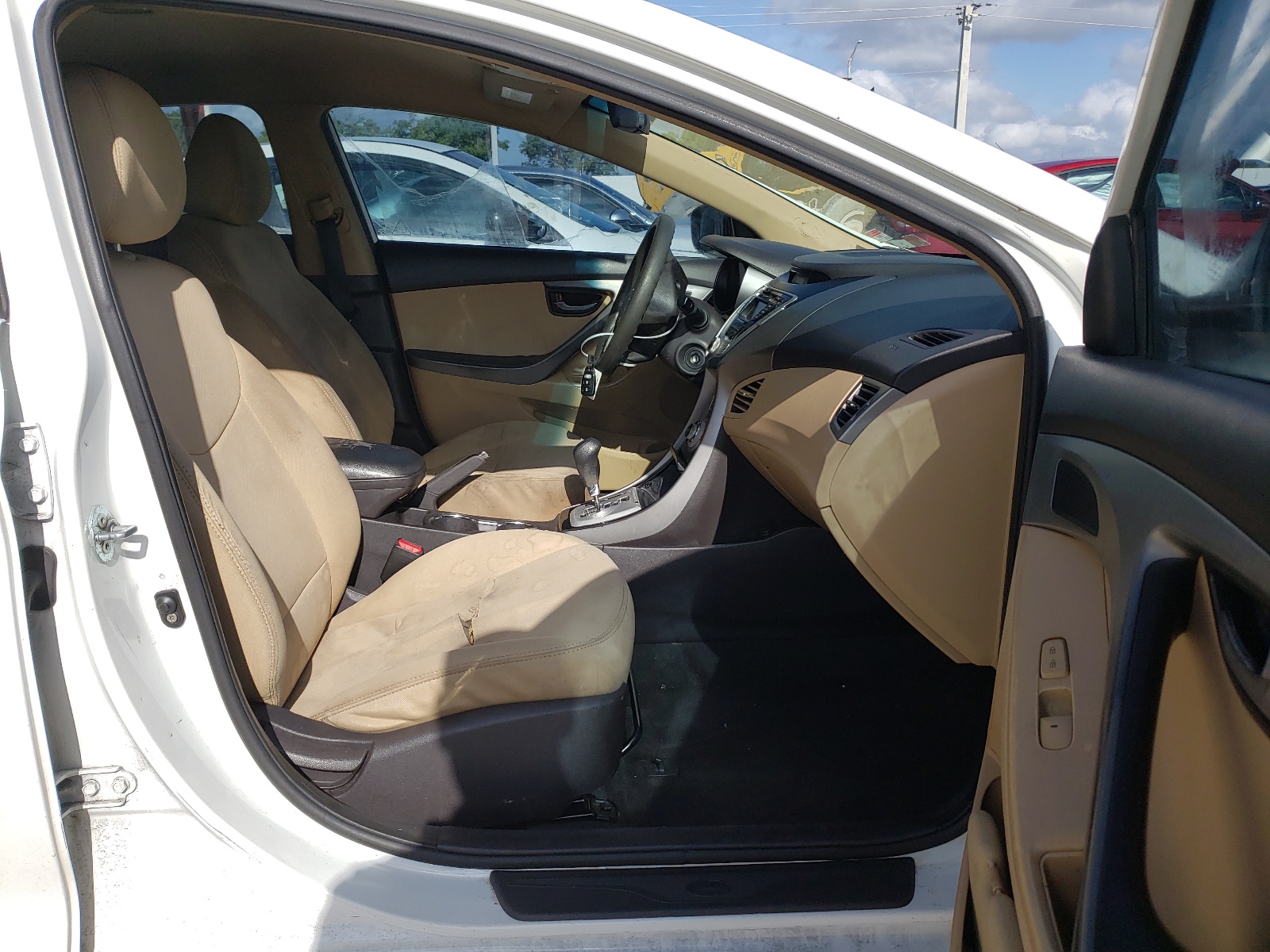 Photo 5 from auction – 2012 HYUNDAI ELANTRA GL with VIN 5NPDH4AE3CH091154