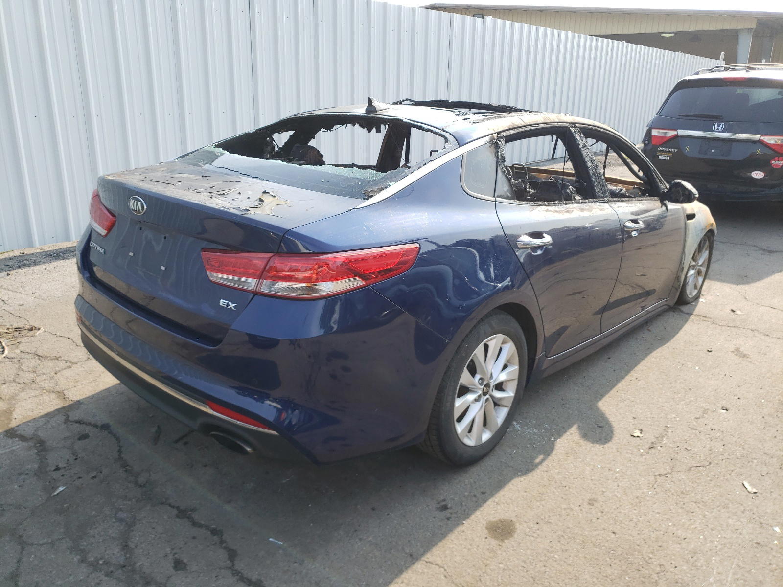 Photo 4 from auction – 2016 KIA OPTIMA EX with VIN 5XXGU4L39GG115396