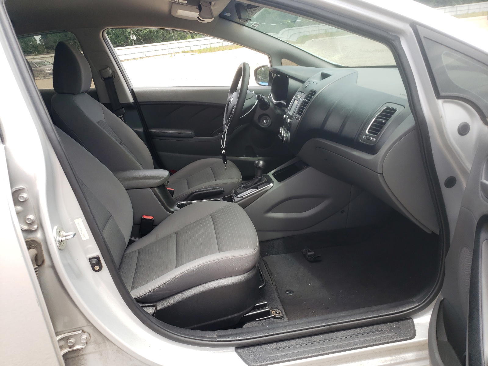 Photo 5 from auction – 2017 KIA FORTE LX with VIN 3KPFL4A76HE129853