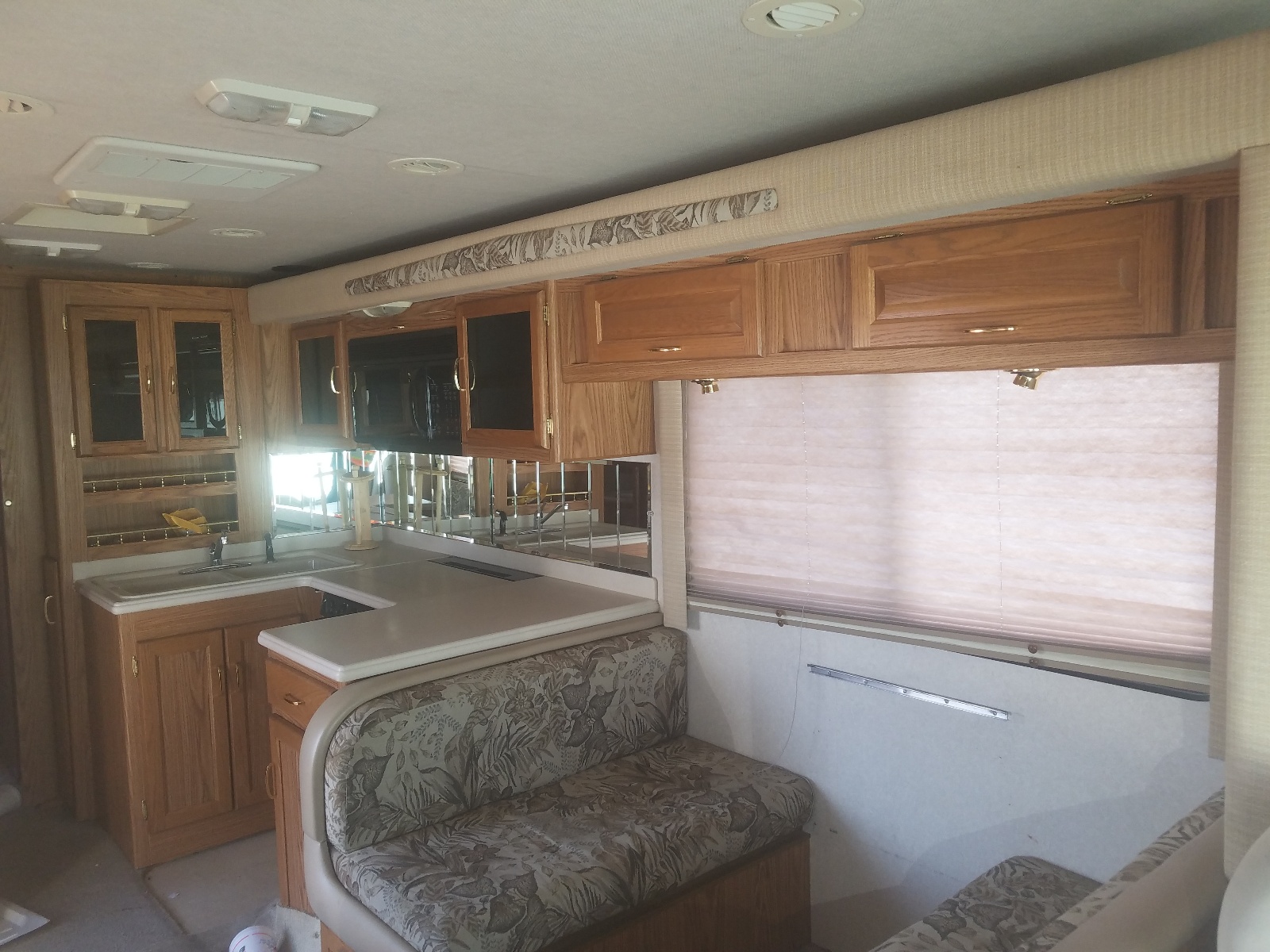 Photo 9 from auction – 2001 SEAB MOTORHOME with VIN 1FCNF53S4Y0A05423