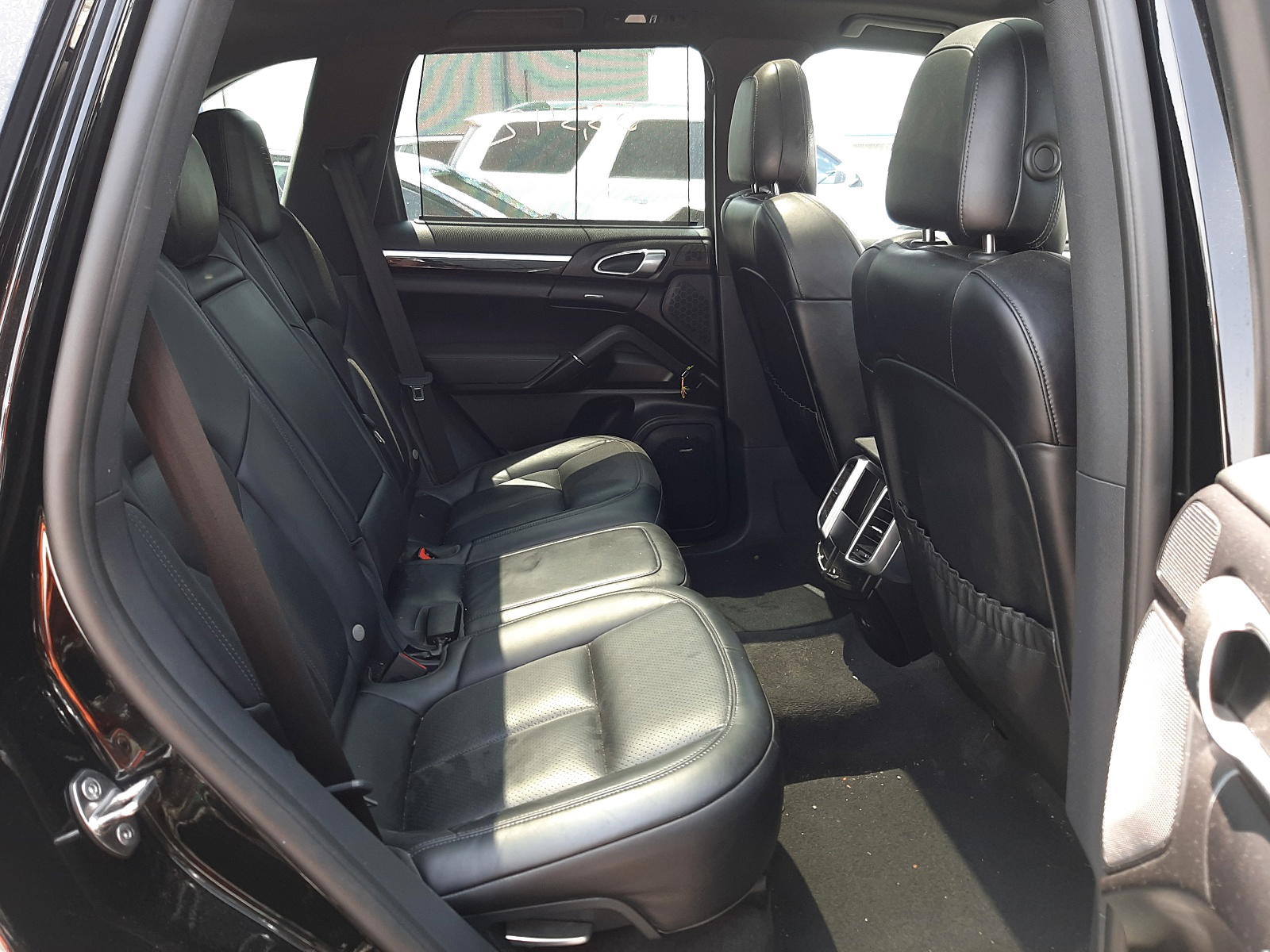 Photo 6 from auction – 2017 PORSCHE CAYENNE with VIN WP1AA2A23HKA87100