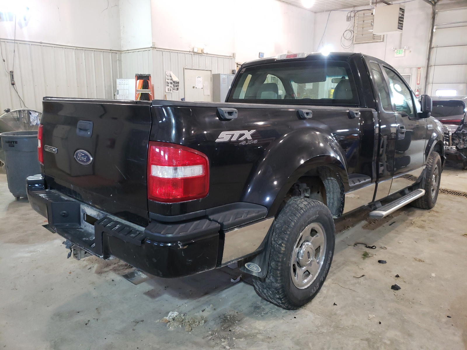 Photo 4 from auction – 2005 FORD F150 with VIN 1FTRF04W05KE67757