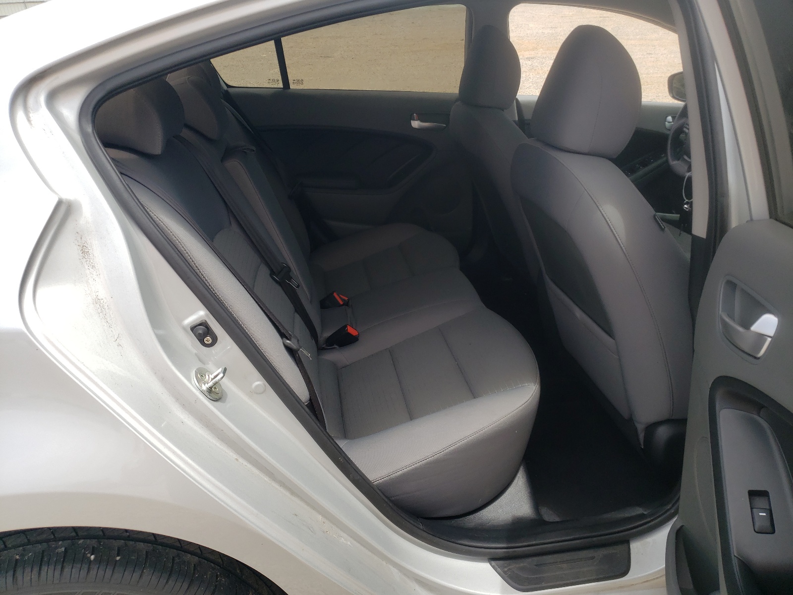 Zdjęcie 6 z aukcji – 2017 KIA FORTE LX z VIN 3KPFL4A76HE129853