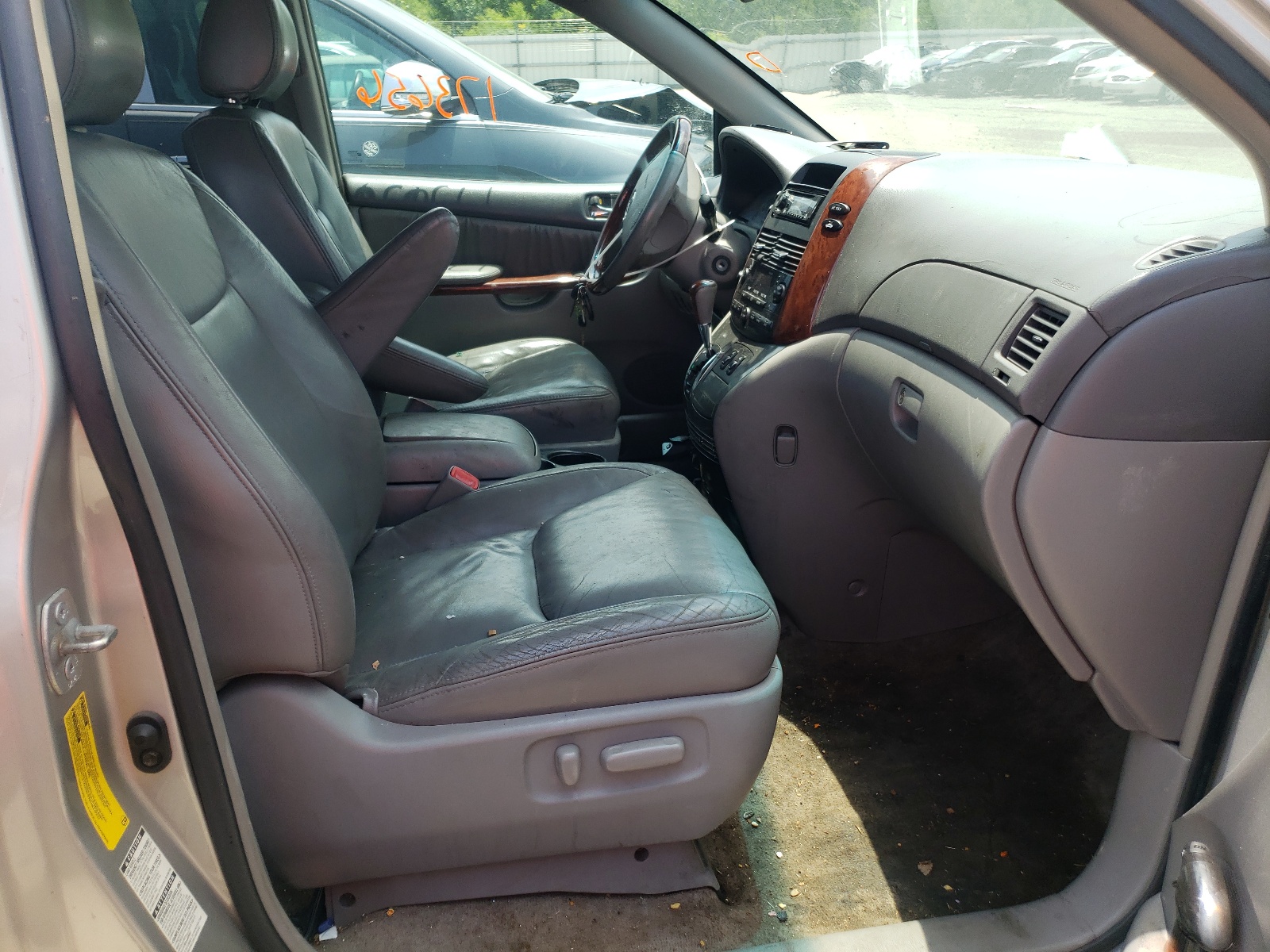 Photo 5 from auction – 2005 TOYOTA SIENNA XLE with VIN 5TDBA22C25S034874