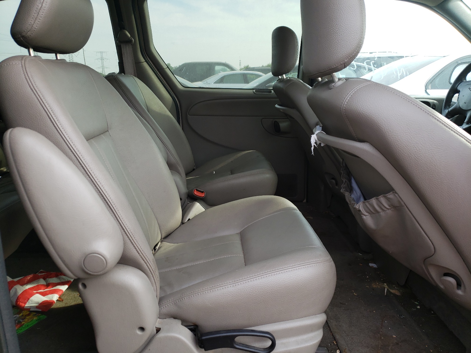 Photo 6 from auction – 2003 CHRYSLER TOWN & COU with VIN 2C4GP54L73R372392