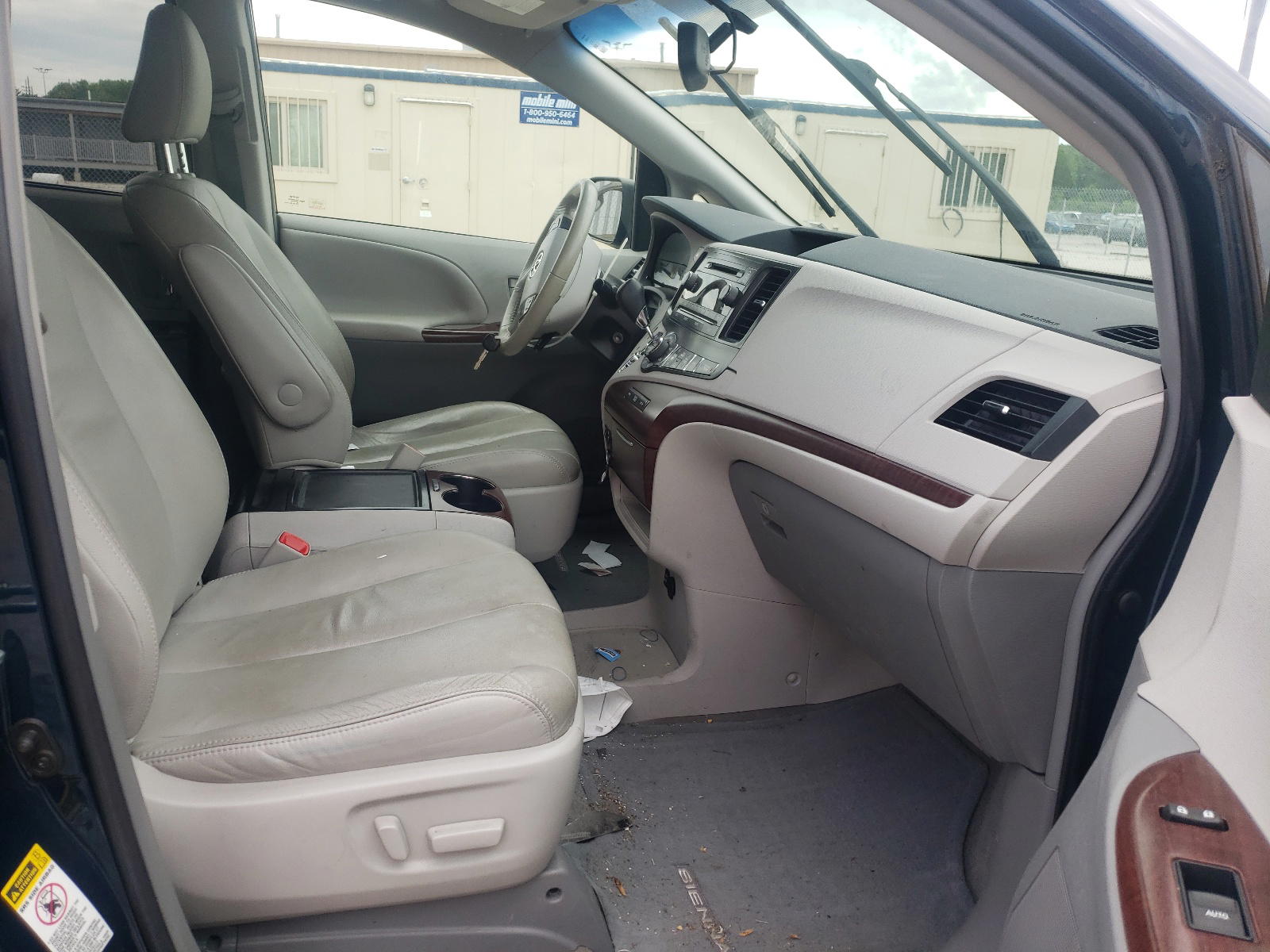 Photo 5 from auction – 2012 TOYOTA SIENNA XLE with VIN 5TDYK3DC0CS264341
