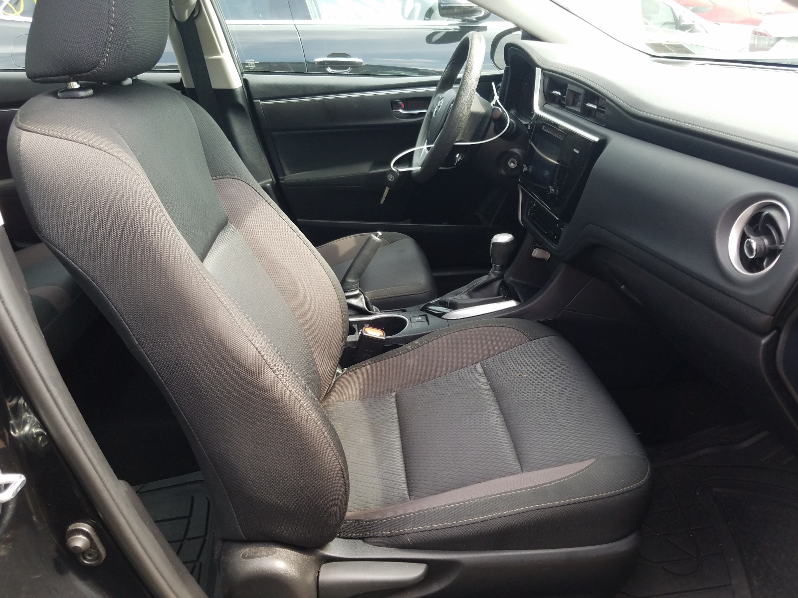 Photo 5 from auction – 2017 TOYOTA COROLLA L with VIN 2T1BURHE9HC930174