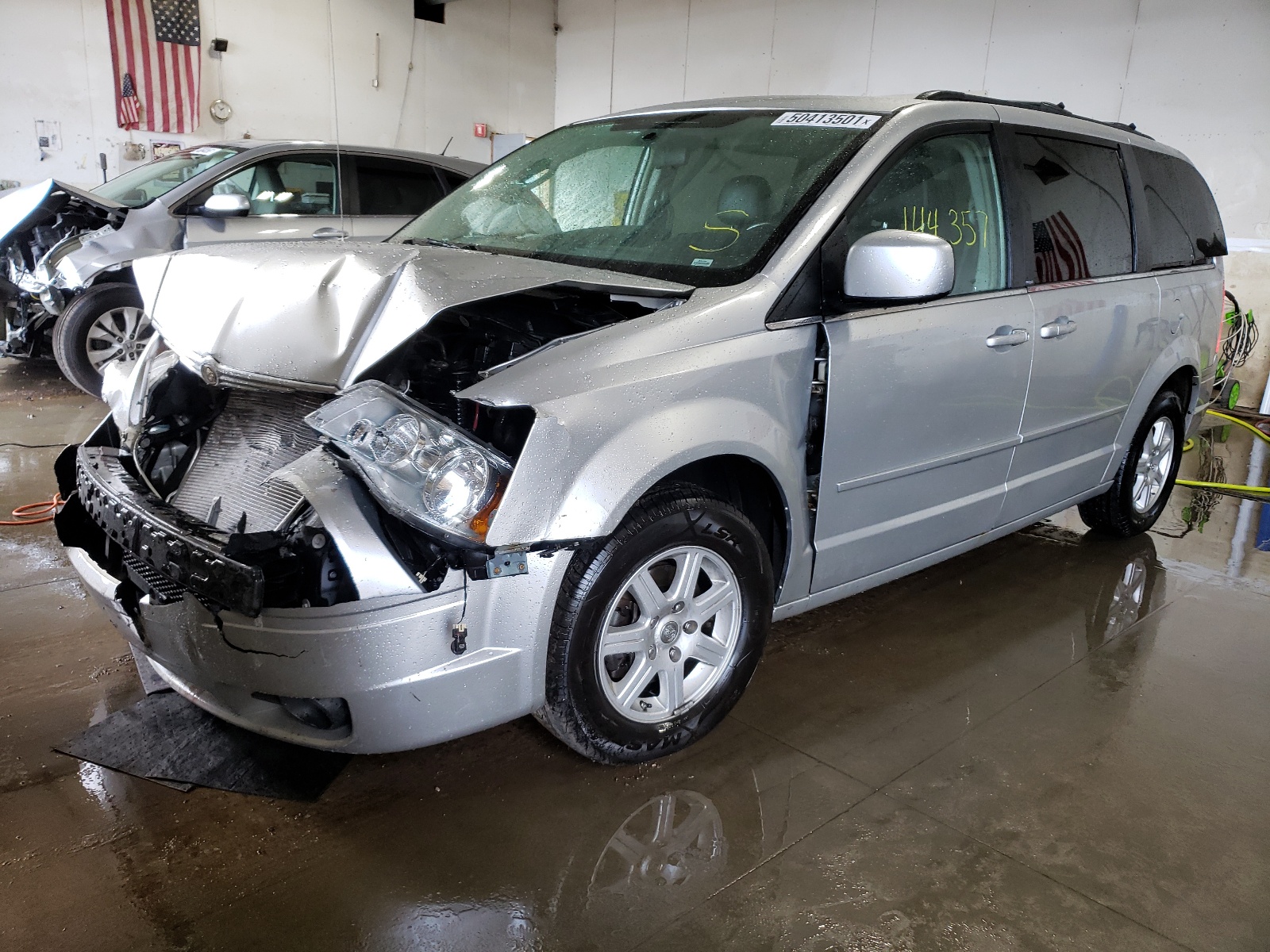 Photo 2 from auction – 2010 CHRYSLER TOWN & COU with VIN 2A4RR8D16AR405831