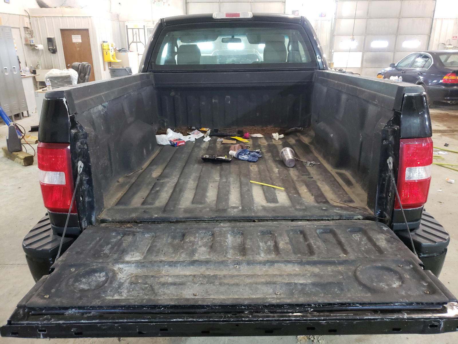Photo 6 from auction – 2005 FORD F150 with VIN 1FTRF04W05KE67757