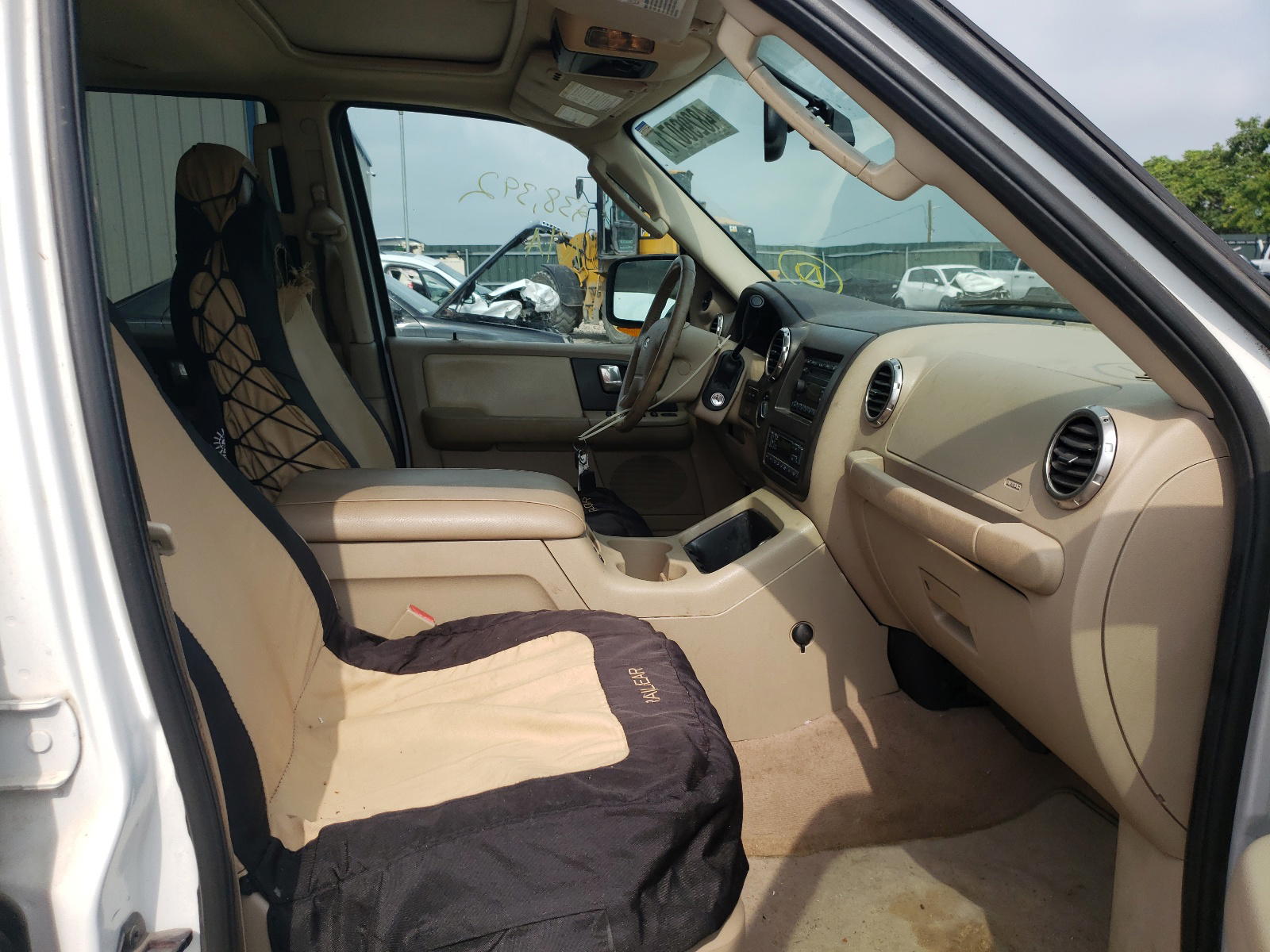 Photo 5 from auction – 2004 FORD EXPEDITION with VIN 1FMFU18L44LA71253