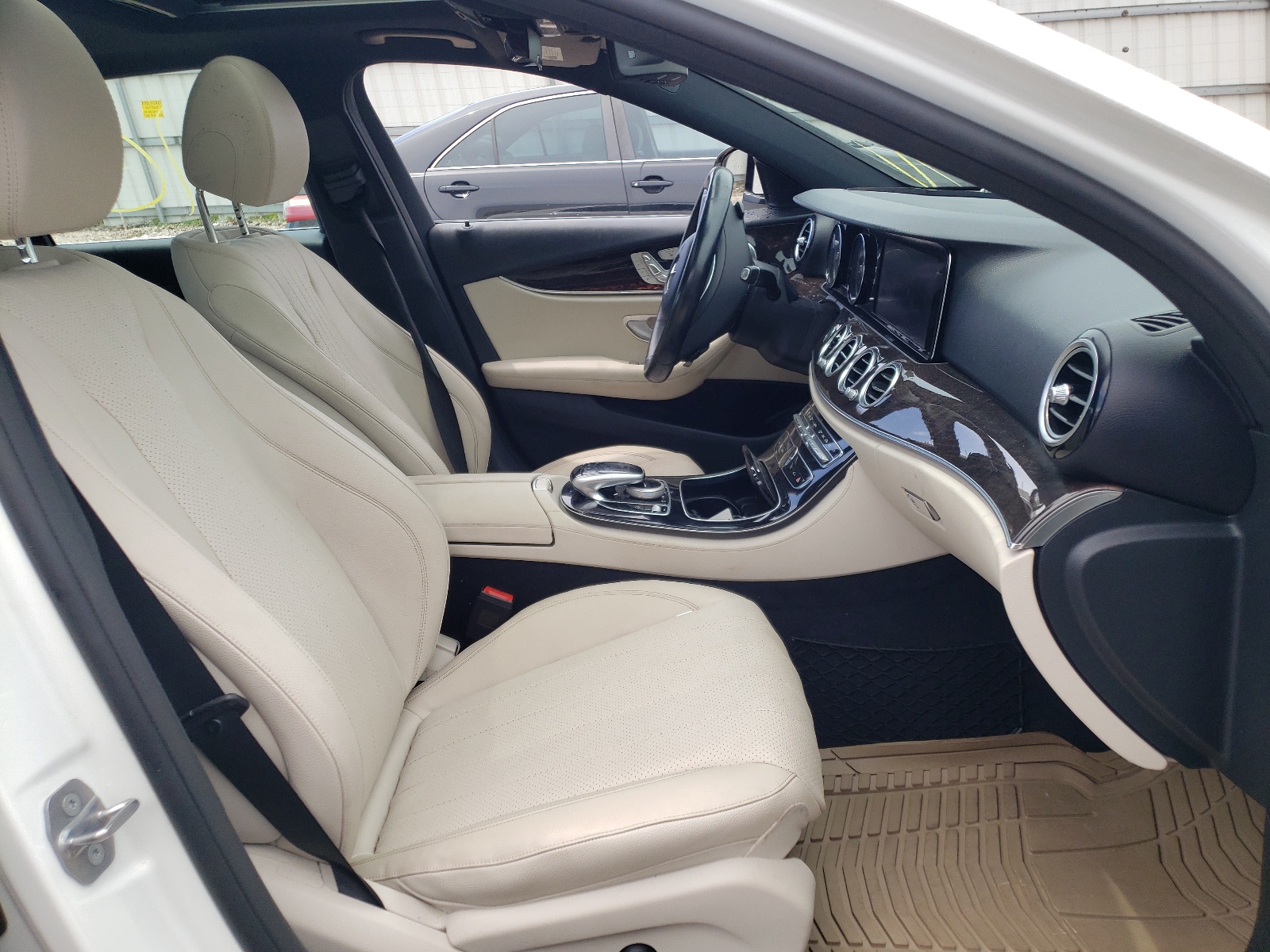Photo 5 from auction – 2017 MERCEDES-BENZ E 300 with VIN WDDZF4JB5HA172453
