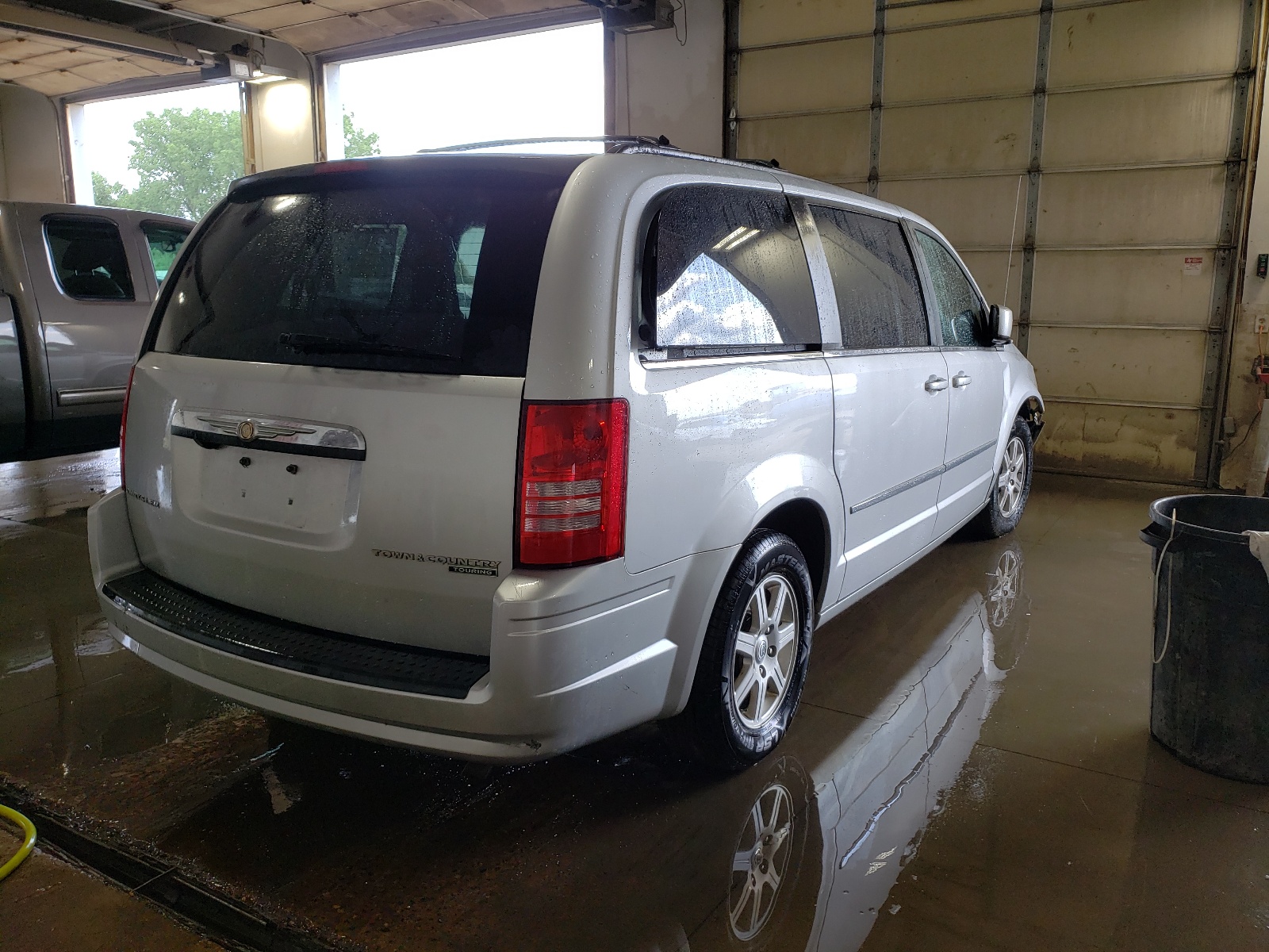 Photo 4 from auction – 2010 CHRYSLER TOWN & COU with VIN 2A4RR8D16AR405831