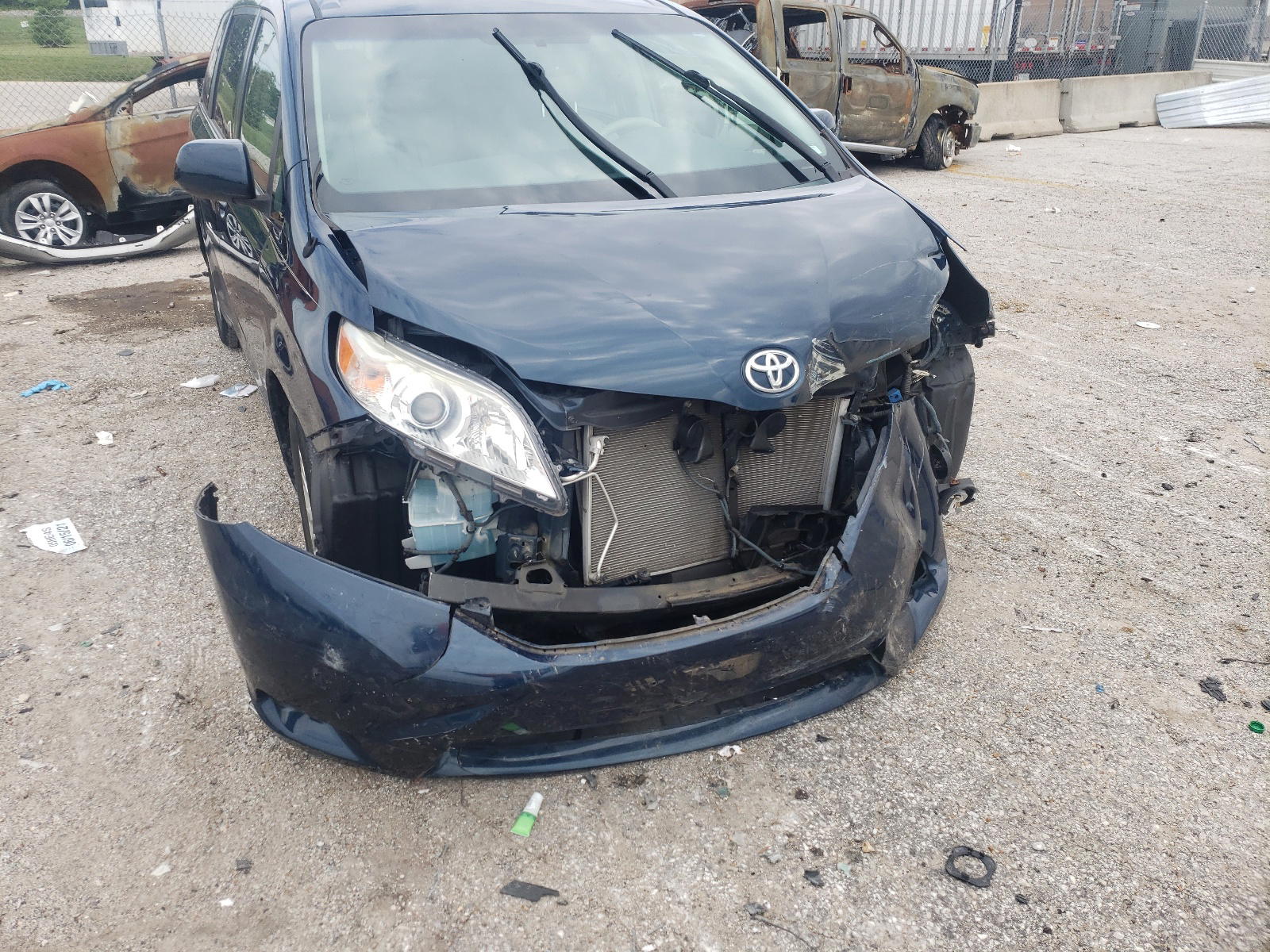 Photo 9 from auction – 2012 TOYOTA SIENNA XLE with VIN 5TDYK3DC0CS264341