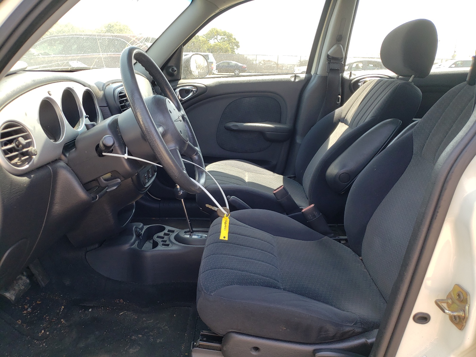 Photo 5 from auction – 2005 CHRYSLER PT CRUISER with VIN 3C4FY48B05T519401