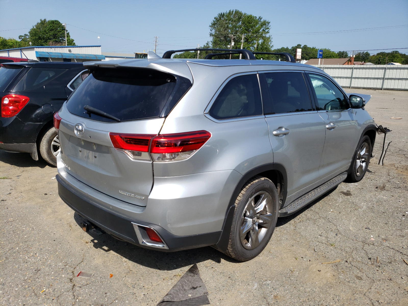 Photo 4 from auction – 2018 TOYOTA HIGHLANDER with VIN 5TDDZRFH0JS875229