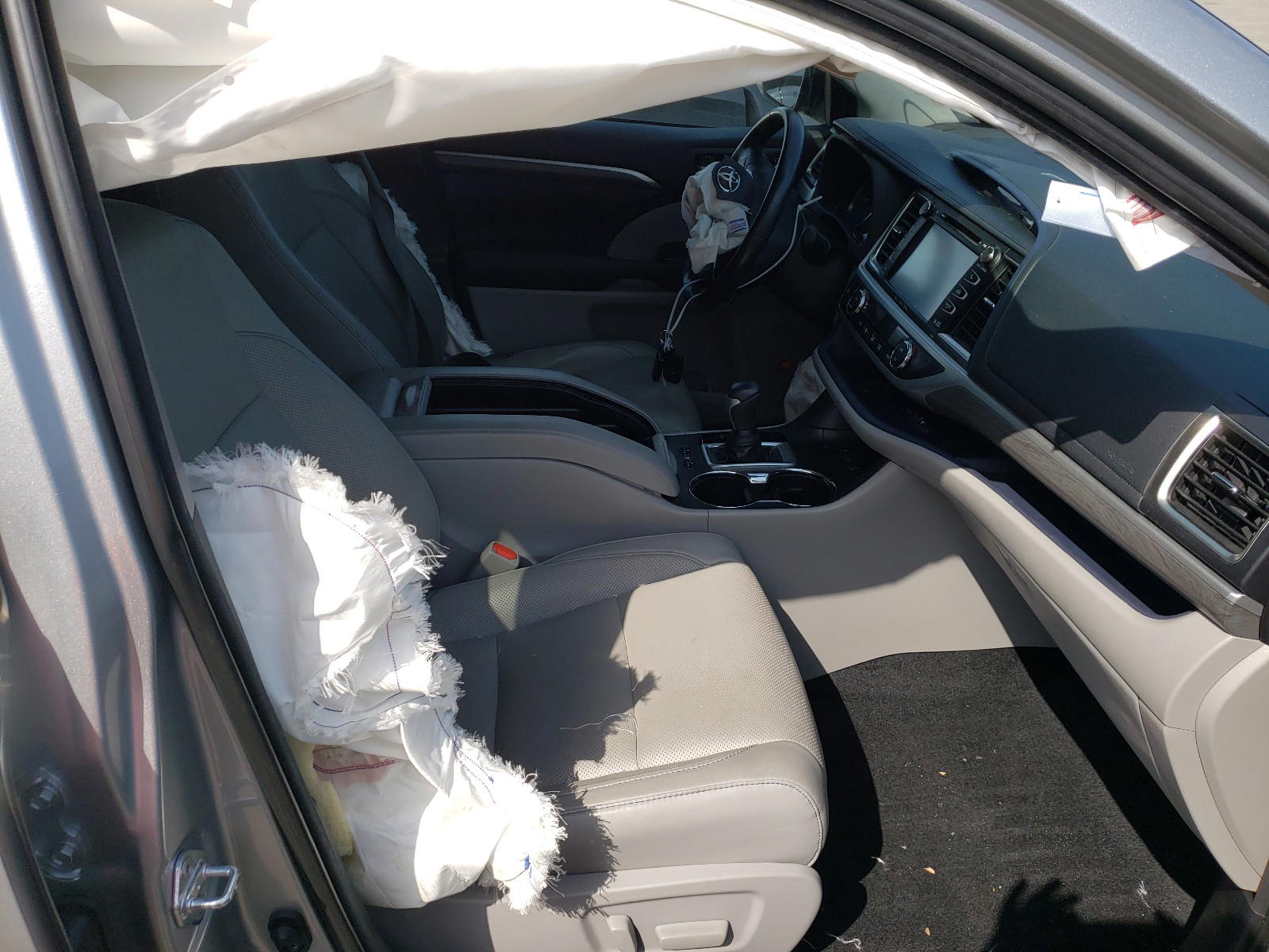 Photo 5 from auction – 2018 TOYOTA HIGHLANDER with VIN 5TDDZRFH0JS875229